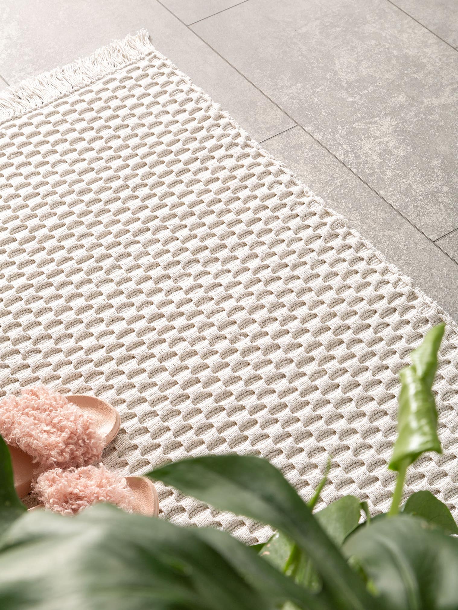 Teppich aus 100% Baumwolle in Weiß mit 11 bis 20 mm hohem Flor von benuta Nest