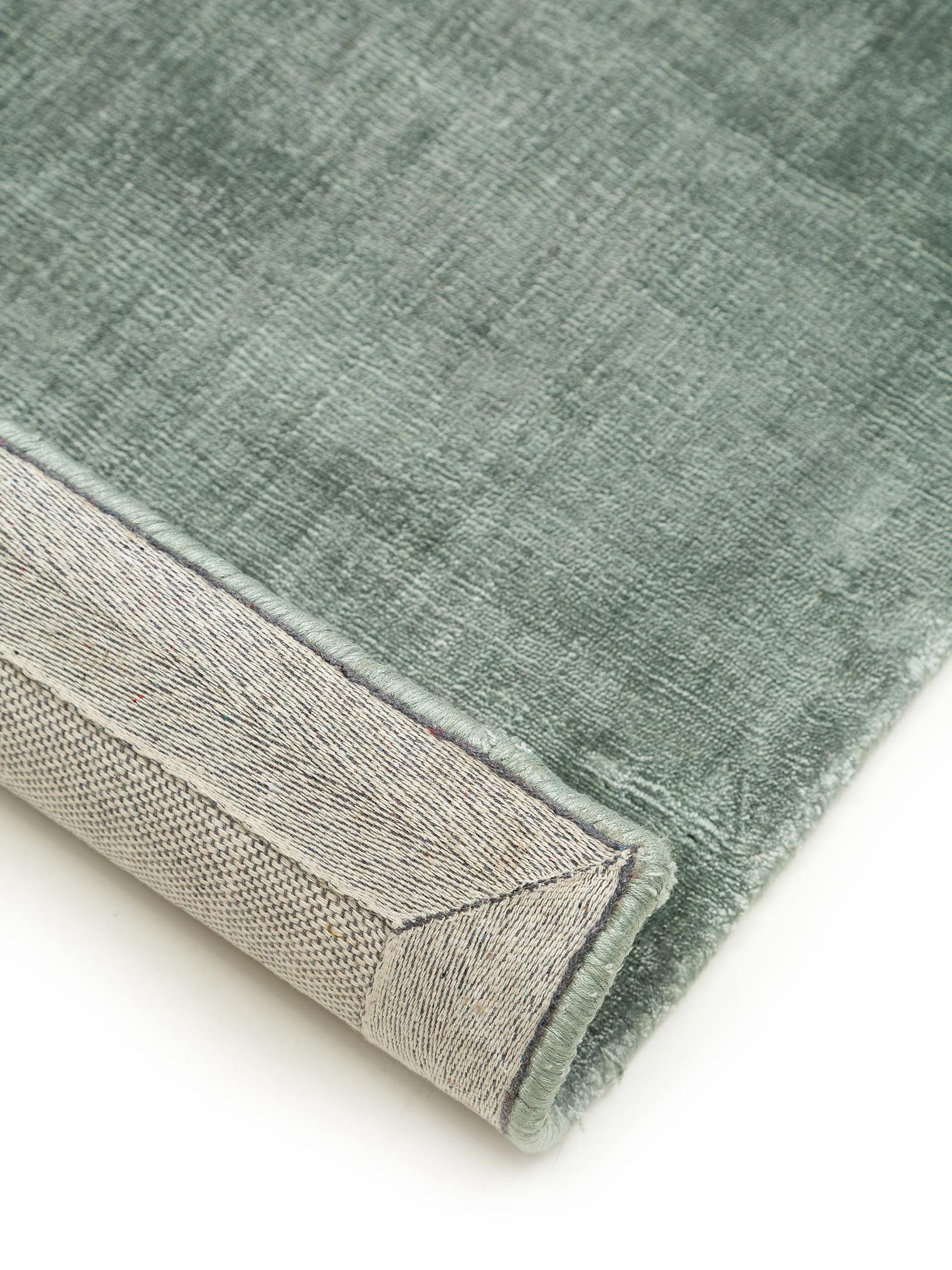 Teppich aus 100% Viskose in Grün mit 6 bis 10 mm hohem Flor von benuta Pure