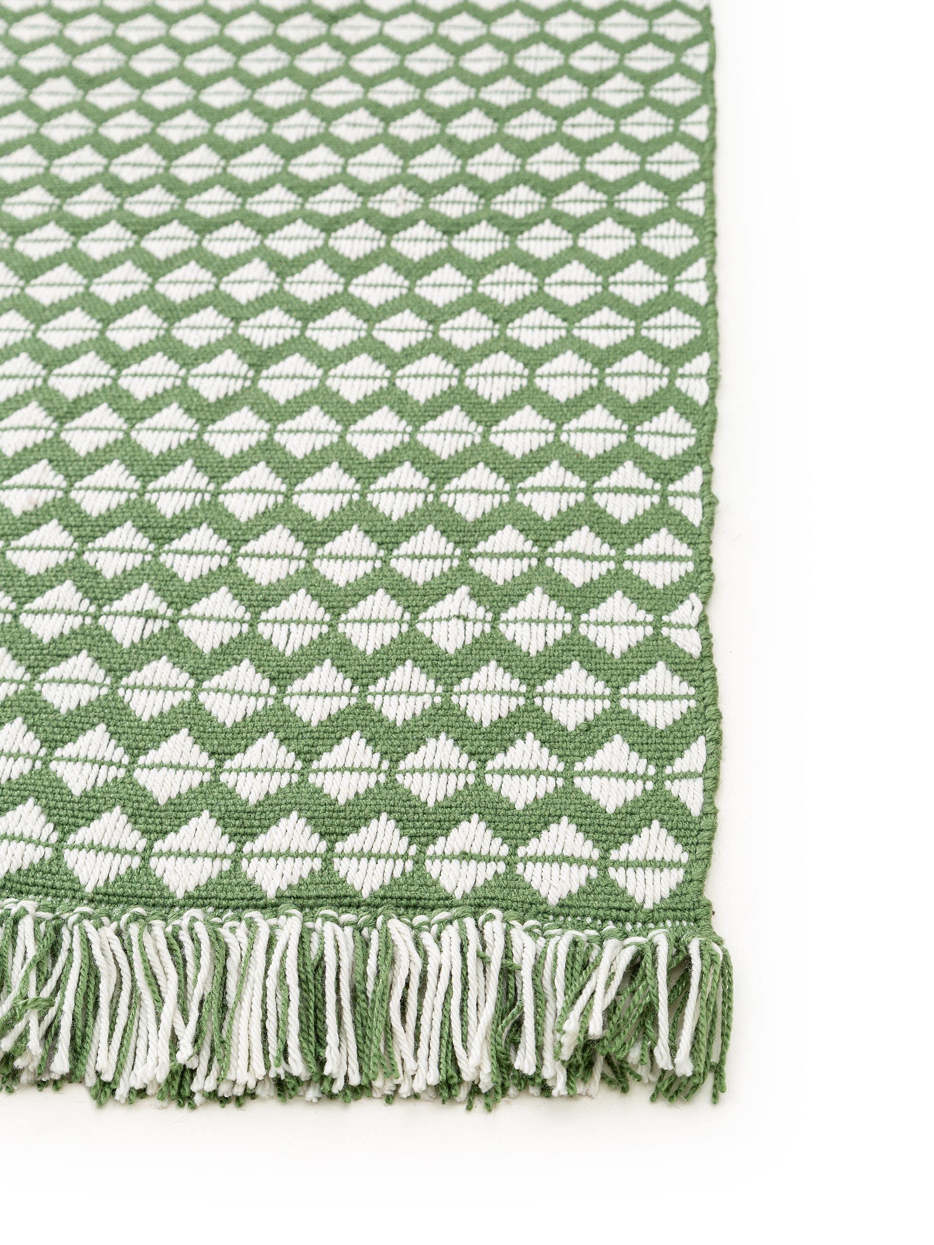 Tapijt van 100% Polyester in Groen met een 1- 5 mm hoge pool van benuta Pure