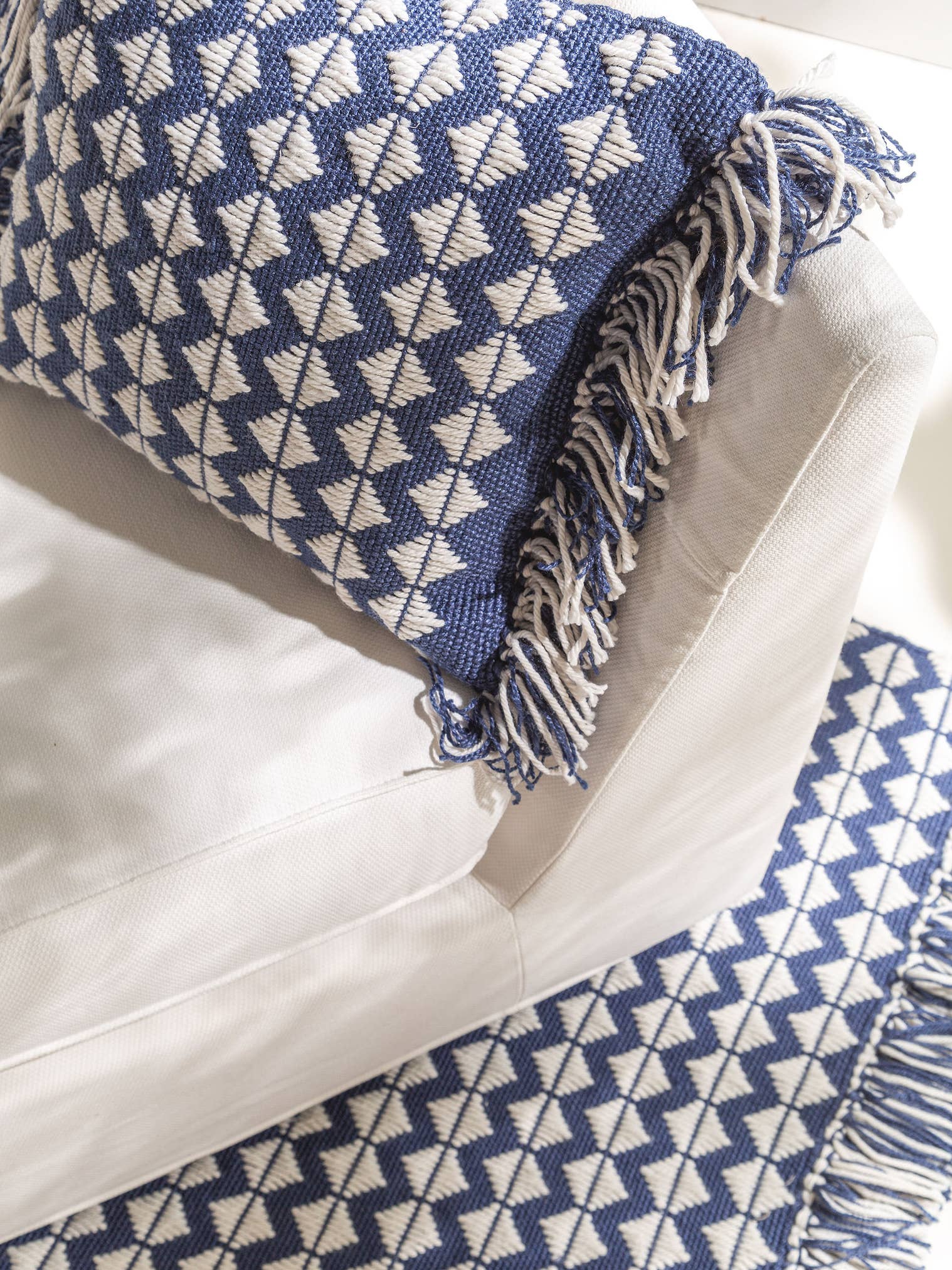 Inom-/utomhus kudde Morty Mörkblå med Geometrisk-design i 100% Polyester från benuta Pure