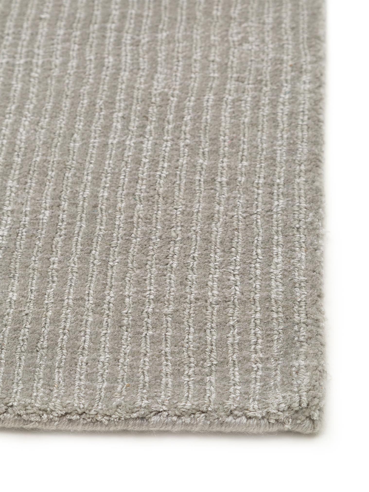Teppich aus 55% Viskose, 45% Wolle in Grau mit 6 bis 10 mm hohem Flor von benuta Pure