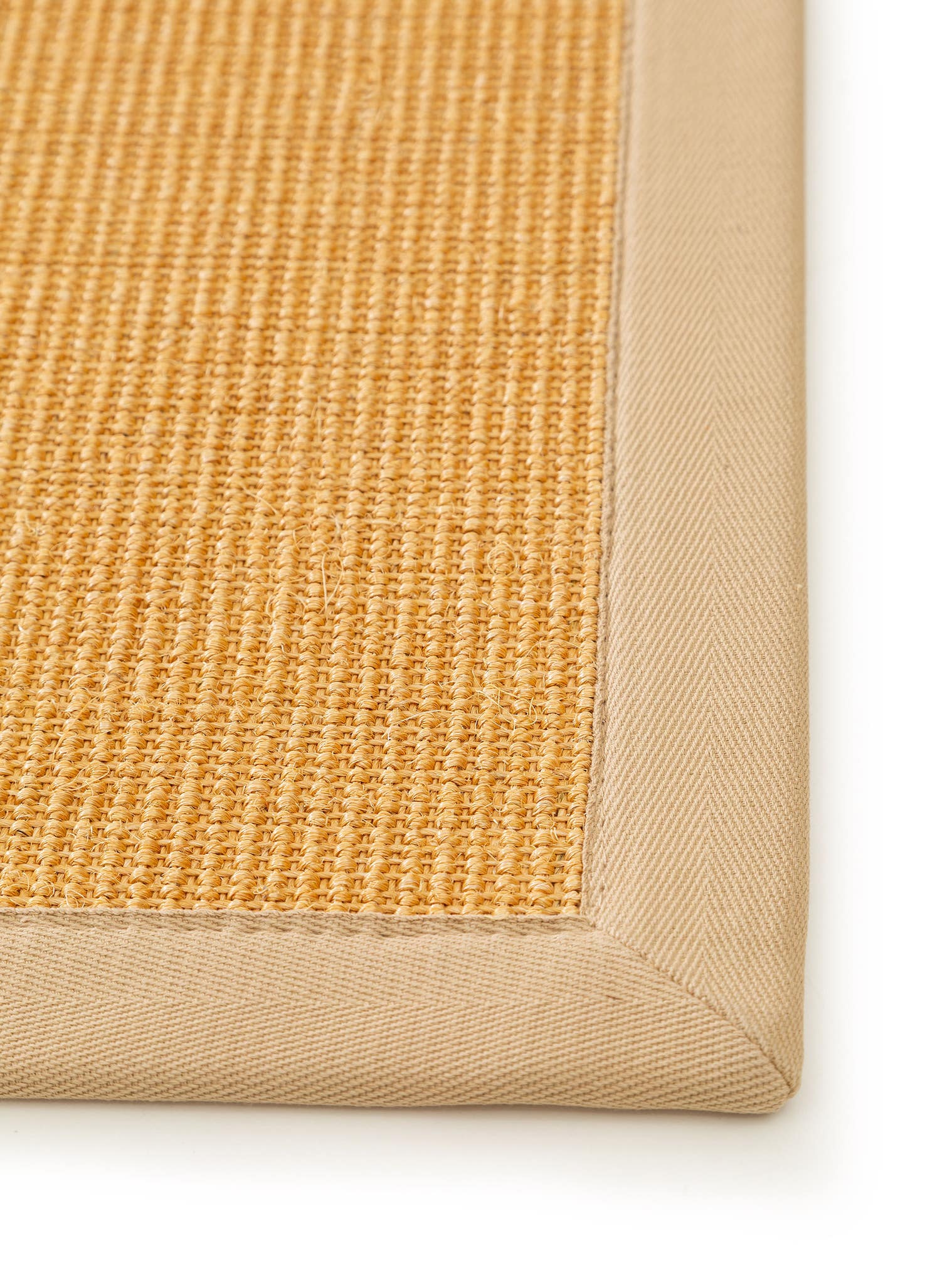Tappeto di 100% Sisal in Beige con pelo alto 1- 5 mm da benuta Nest