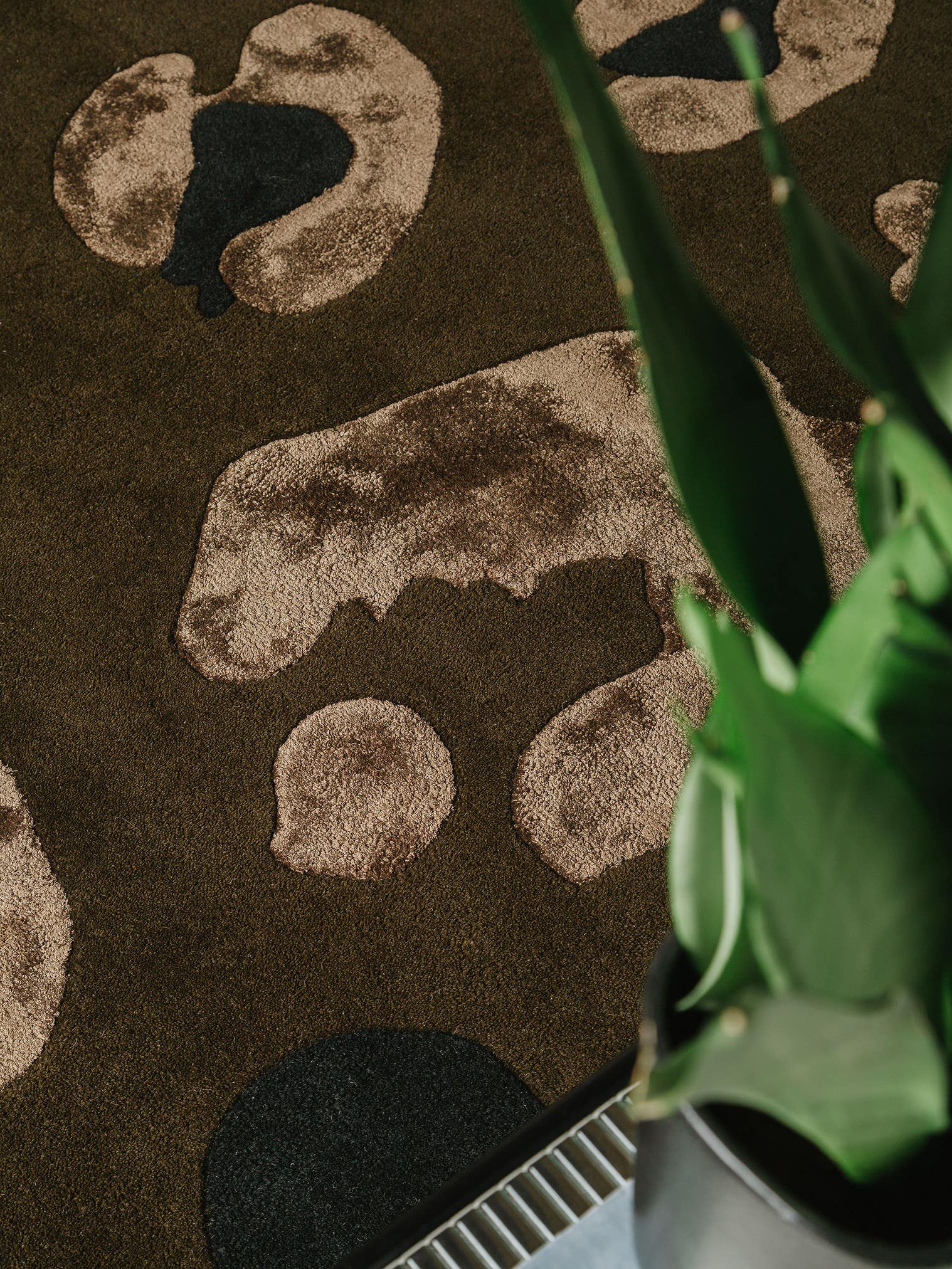 Teppich aus 50% Wolle, 50% Viskose in Grün mit 6 bis 10 mm hohem Flor von benuta