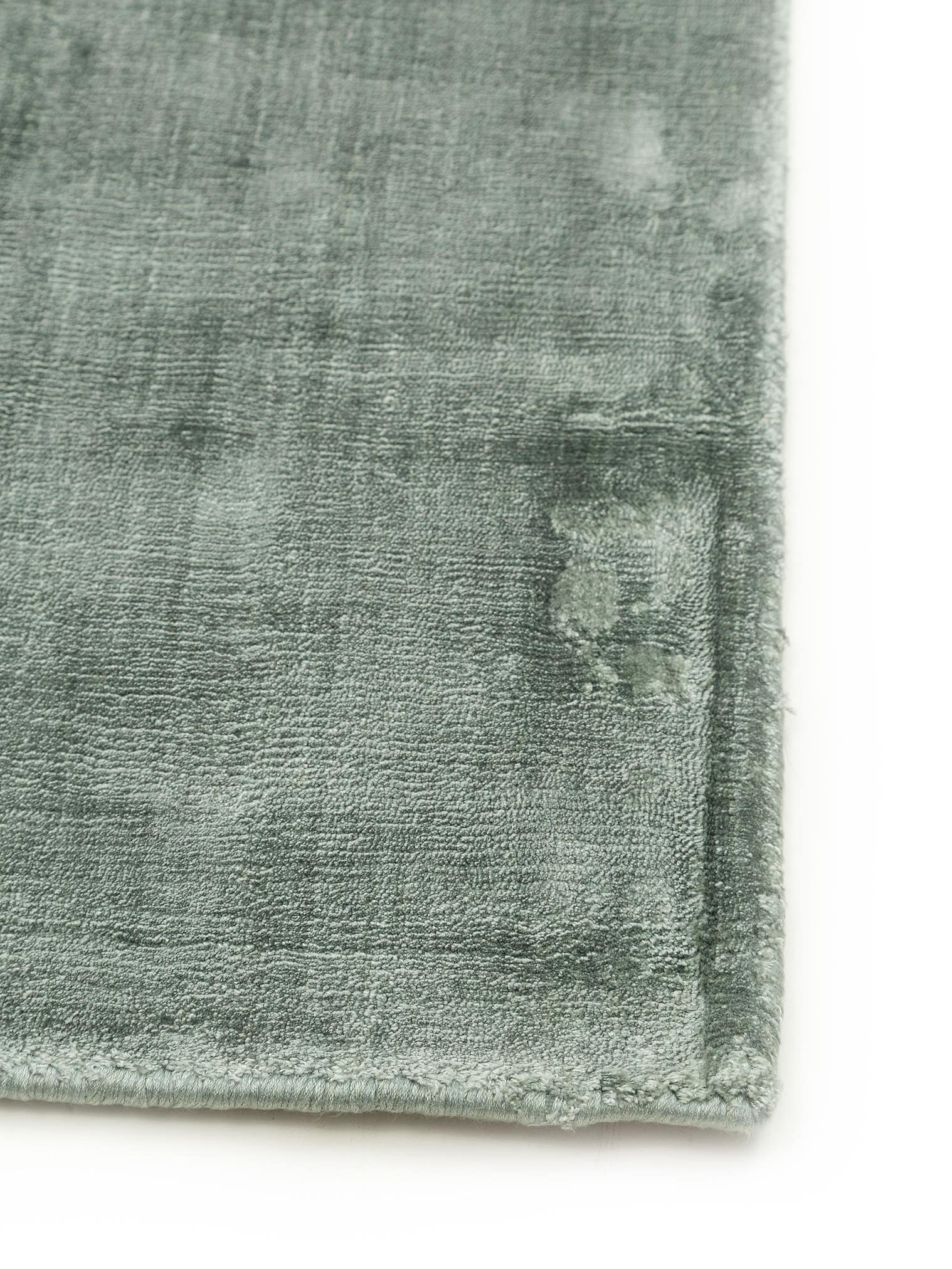 Teppich aus 100% Viskose in Grün mit 6 bis 10 mm hohem Flor von benuta Pure