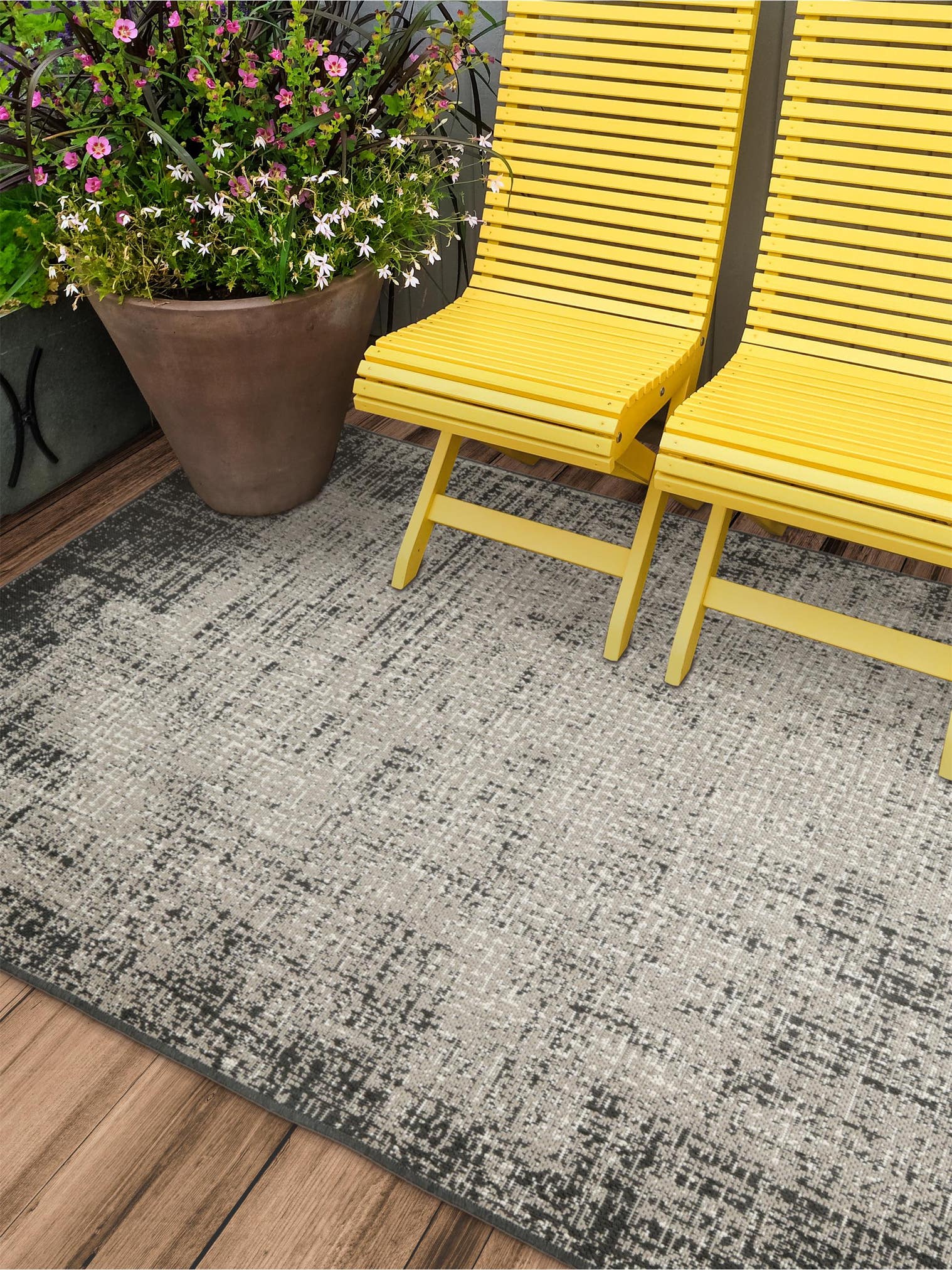 Teppich aus 100% Polypropylen in Schwarz mit bis 5 mm hohem Flor von benuta