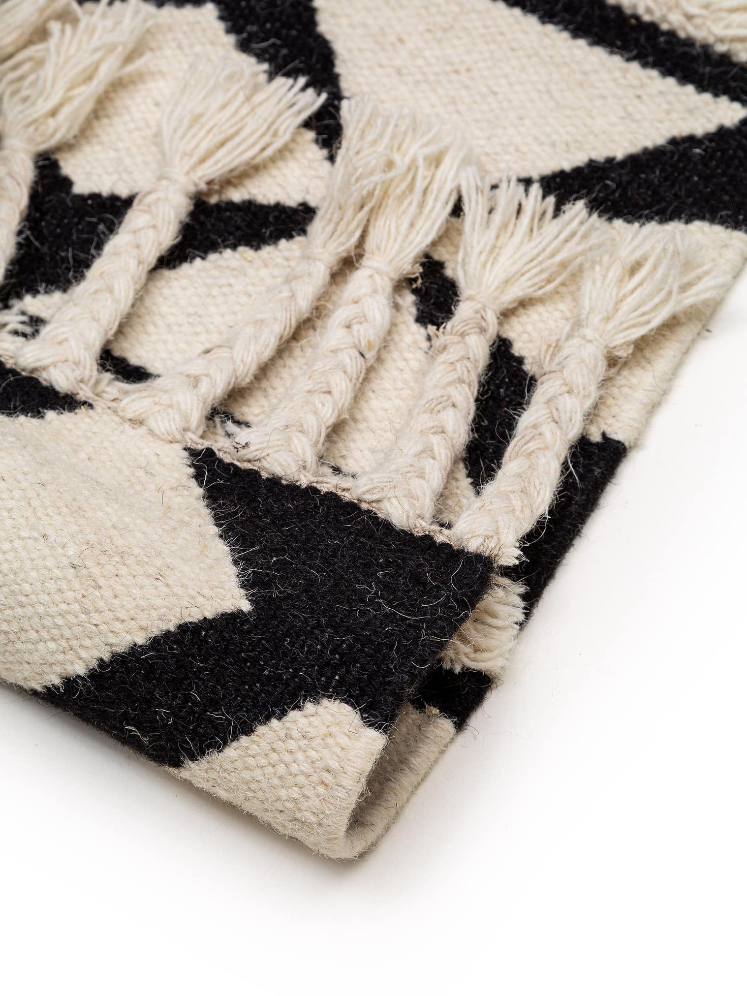 Teppich aus 80% Wolle, 20% Baumwolle in Schwarz/Weiß mit 6 bis 10 mm hohem Flor von benuta Pure
