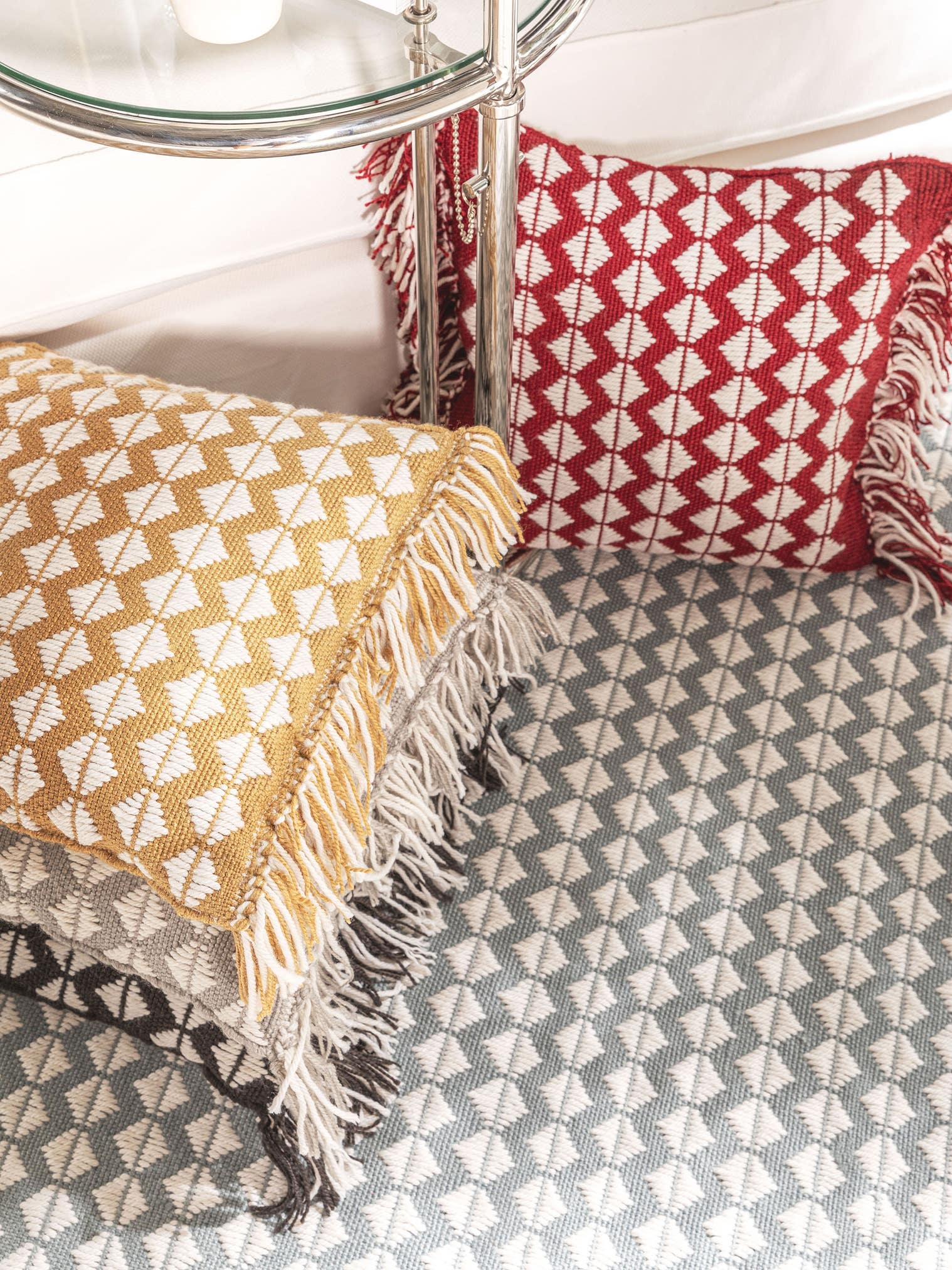 Cuscino per interno ed esterno Morty Rosso in Geometrico-ontwerp van 100% poliestere (riciclaggio PET) door benuta Pure