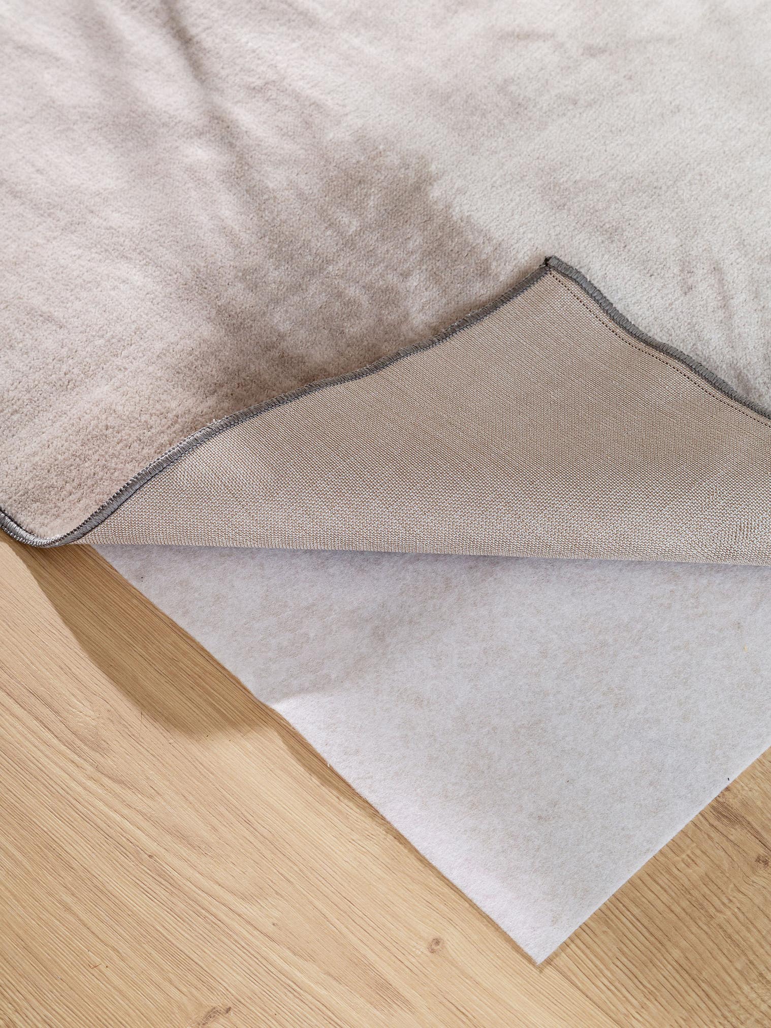 Teppich aus 100% Polyester in Grau mit bis 5 mm hohem Flor von benuta