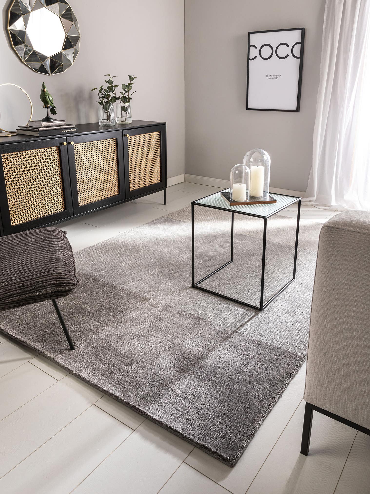 Teppich aus 55% Viskose, 45% Wolle in Grau mit 6 bis 10 mm hohem Flor von benuta Pure