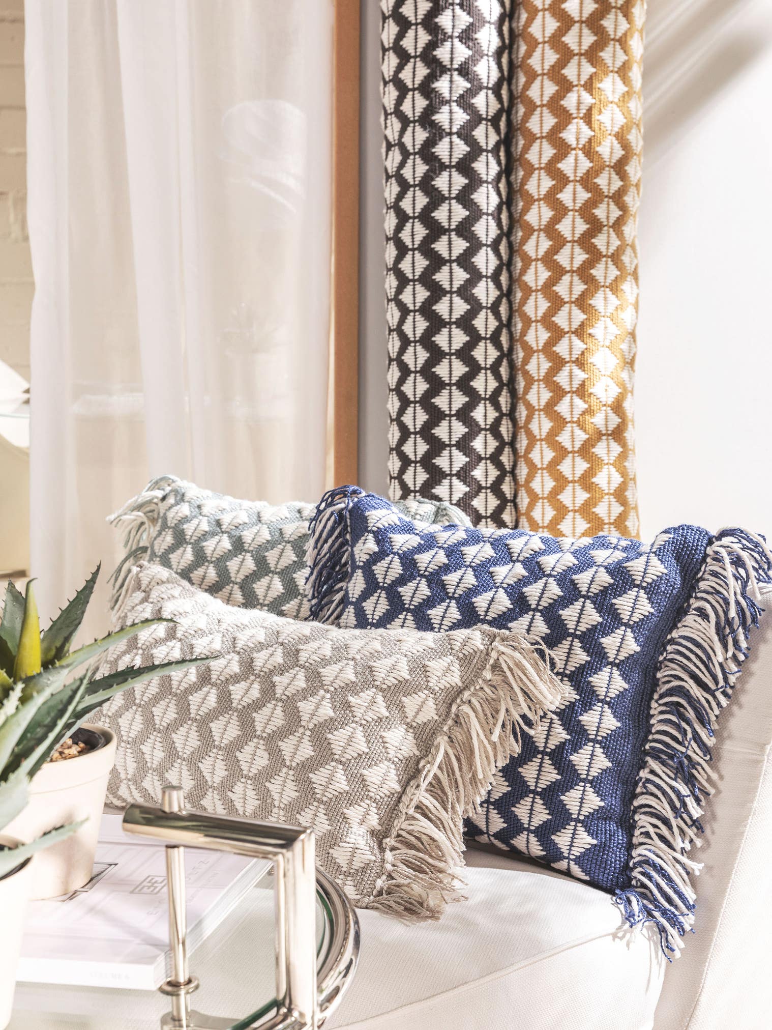 In- & Outdoor cushion Morty Dark Blue in Geometric design made of 100% Polyester (recycled PET) by benuta Pure