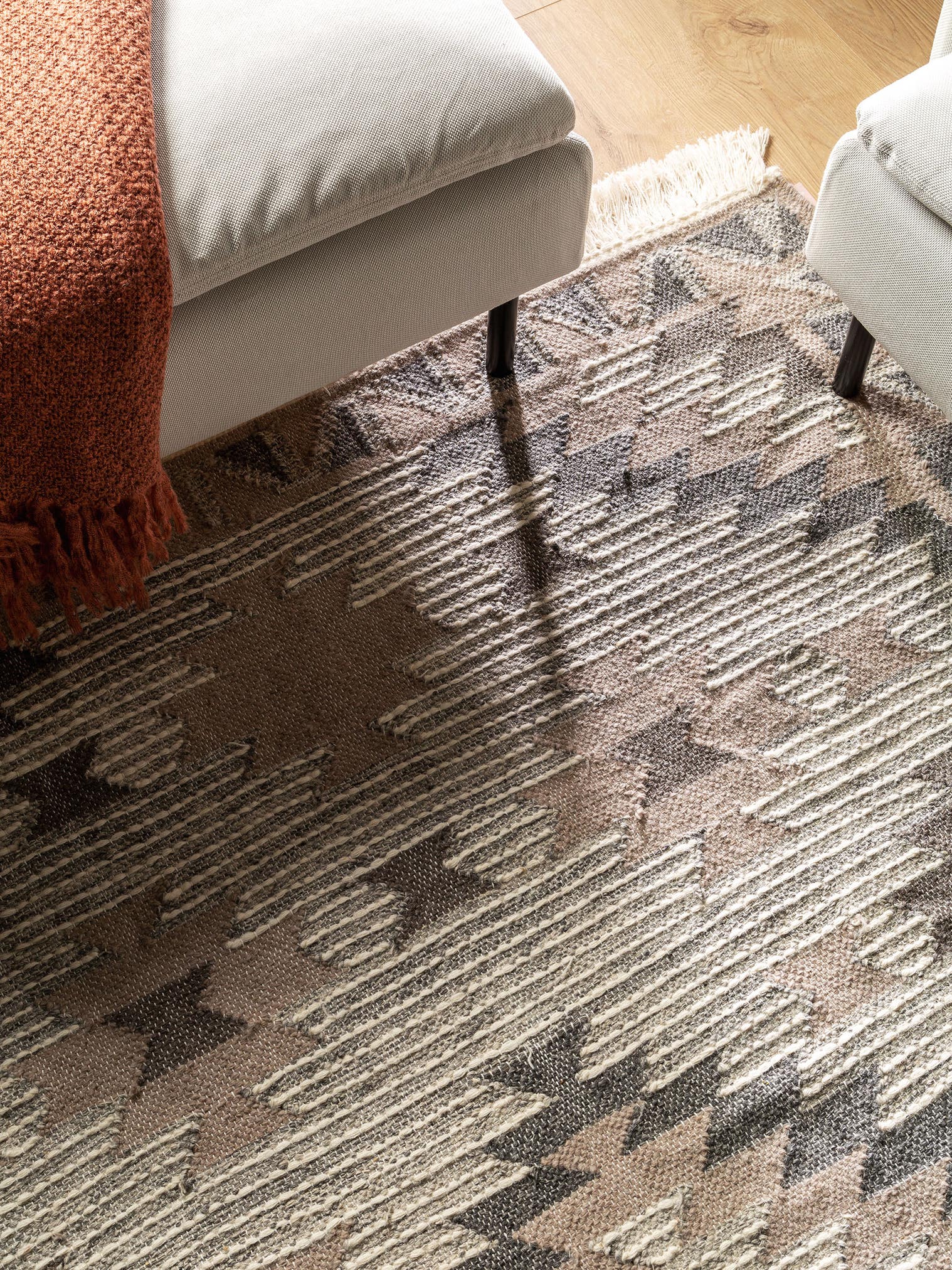 Teppich aus 70% Wolle, 30% Polyester in Grau mit bis 5 mm hohem Flor von benuta Pure
