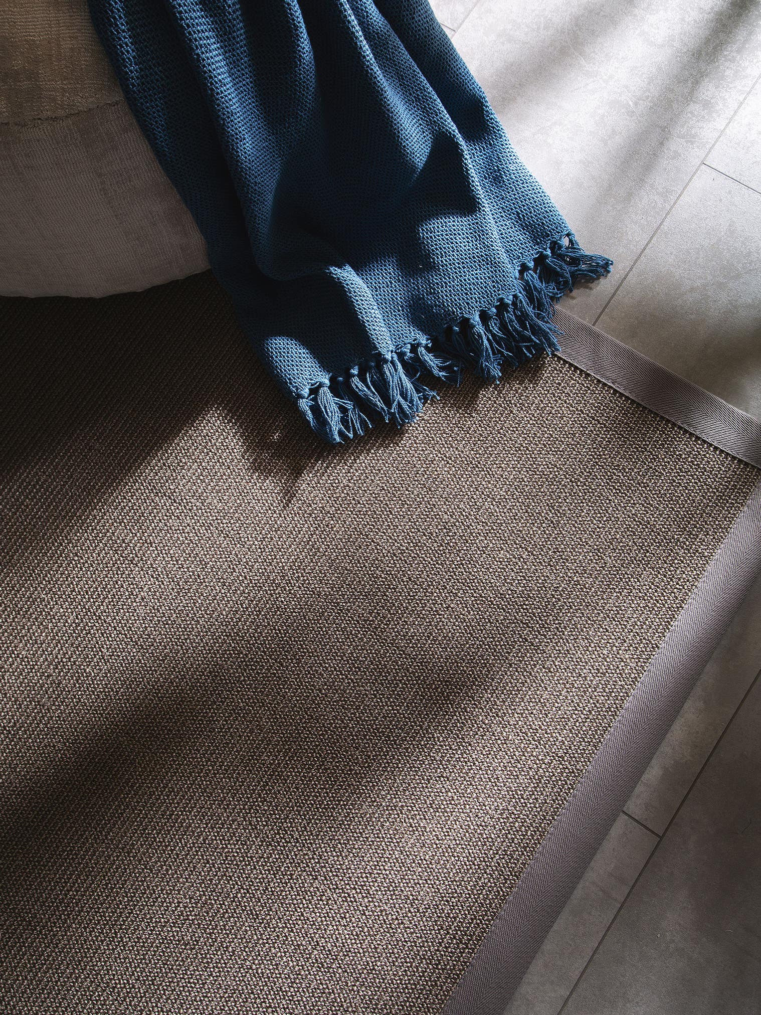 Tappeto di 100% Sisal in Grigio con pelo alto 1- 5 mm da benuta Nest