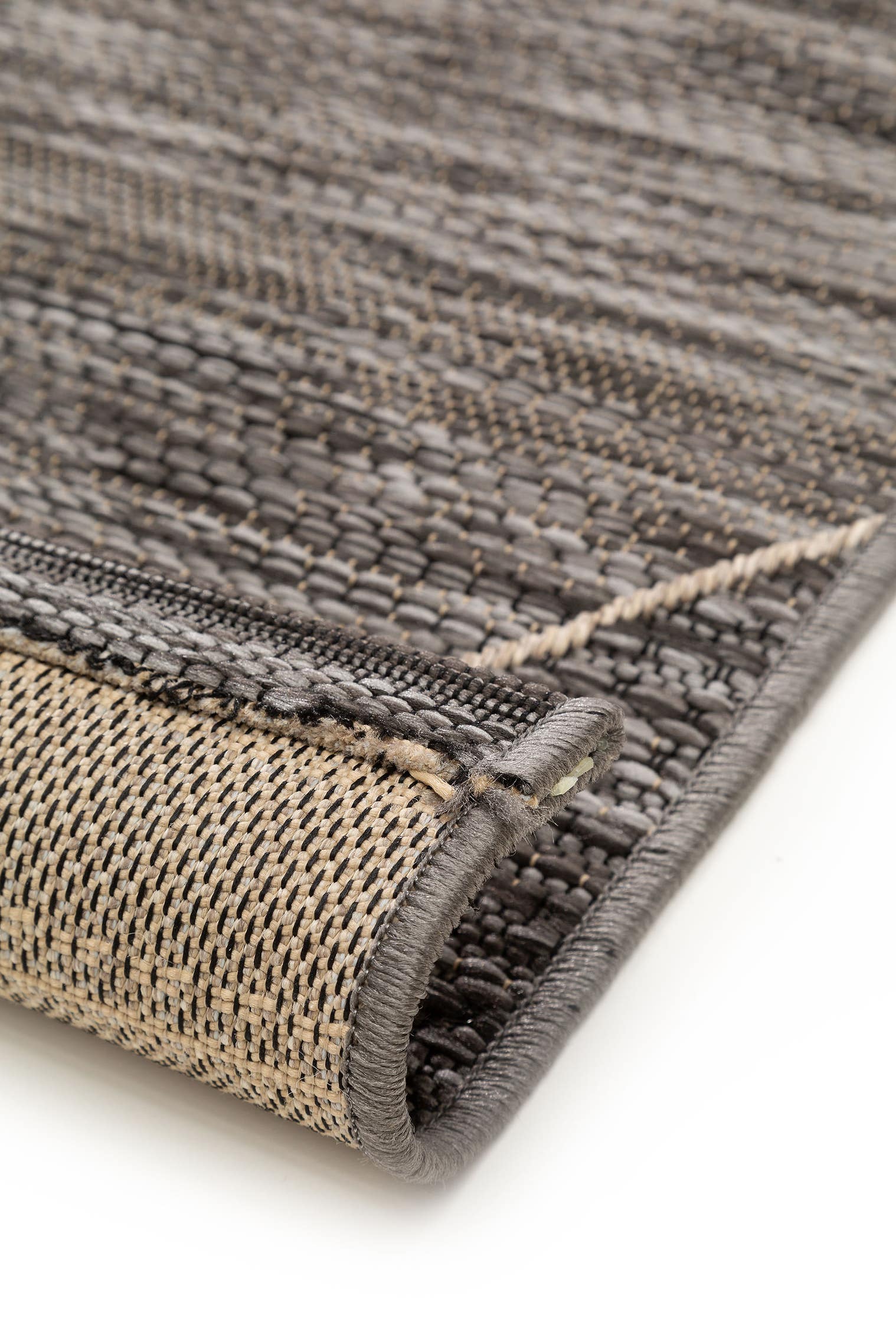 Teppich aus 100% Polypropylen in Grau mit bis 5 mm hohem Flor von benuta Nest