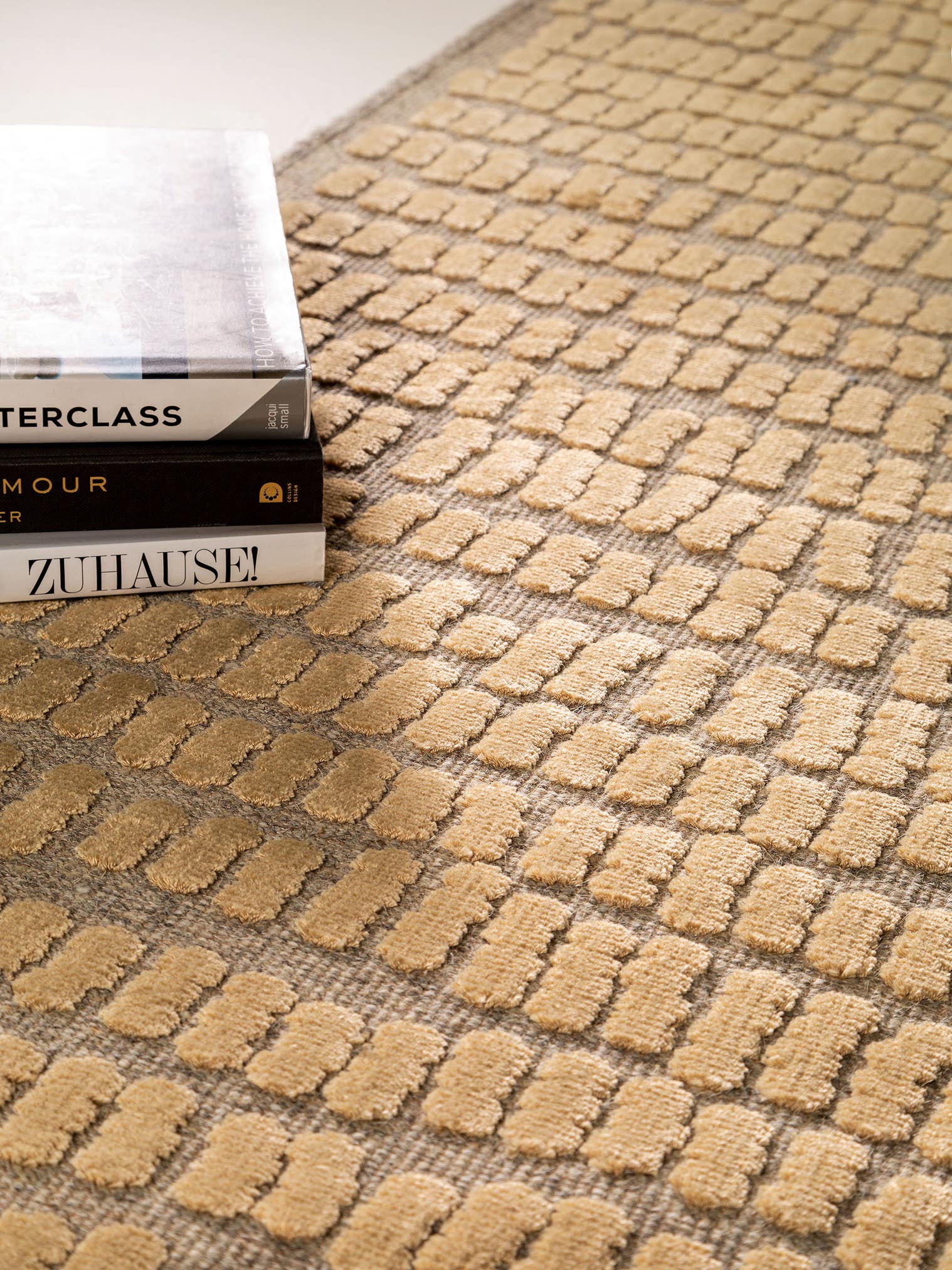 Tapis en 100% Viscose en Jaune avec une pile de 1- 5 mm de hauteur de benuta Pure