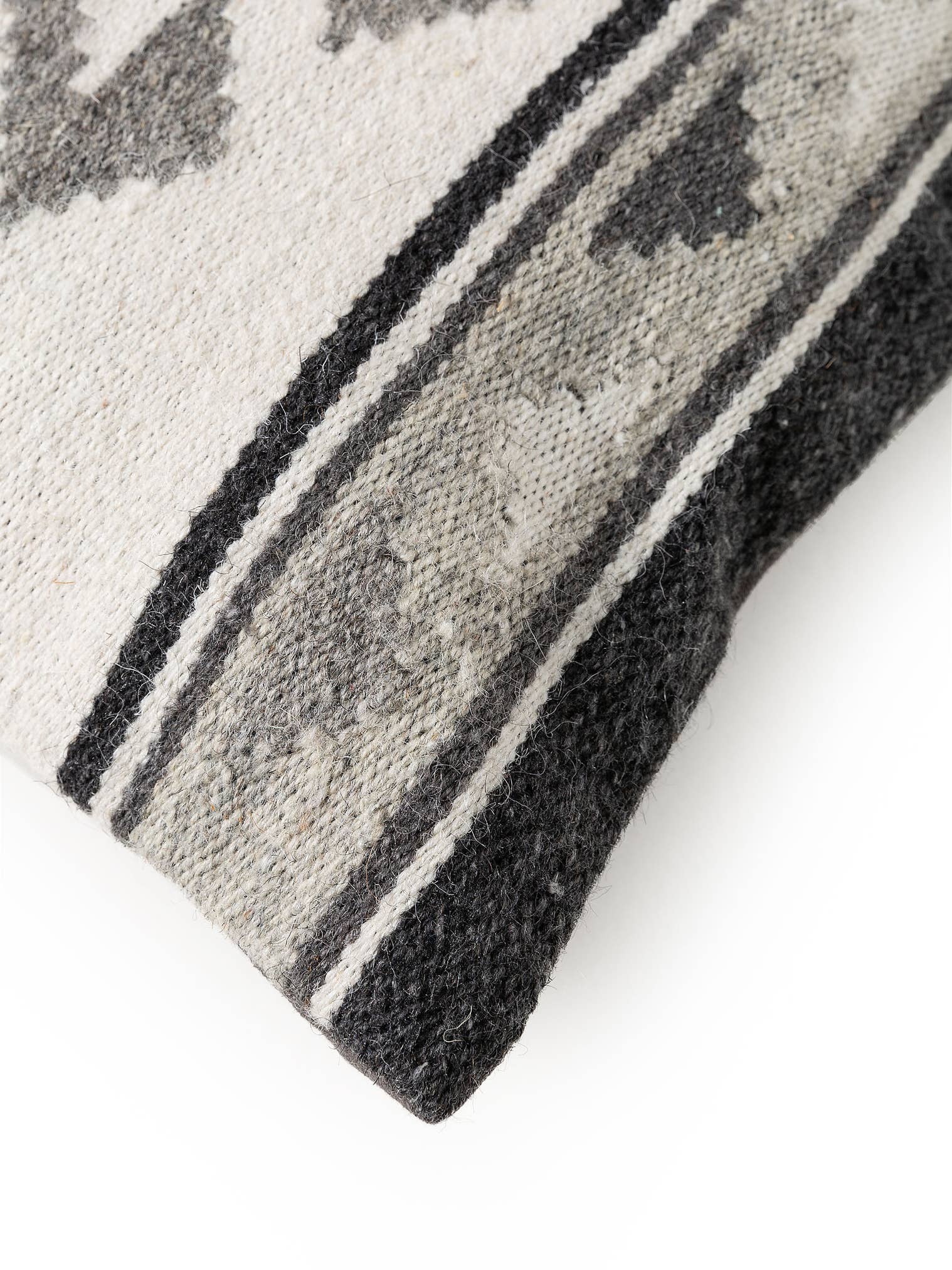 Kissenbezug Dilan Grau im Design  aus 80% Wolle, 20% Baumwolle von benuta Pure