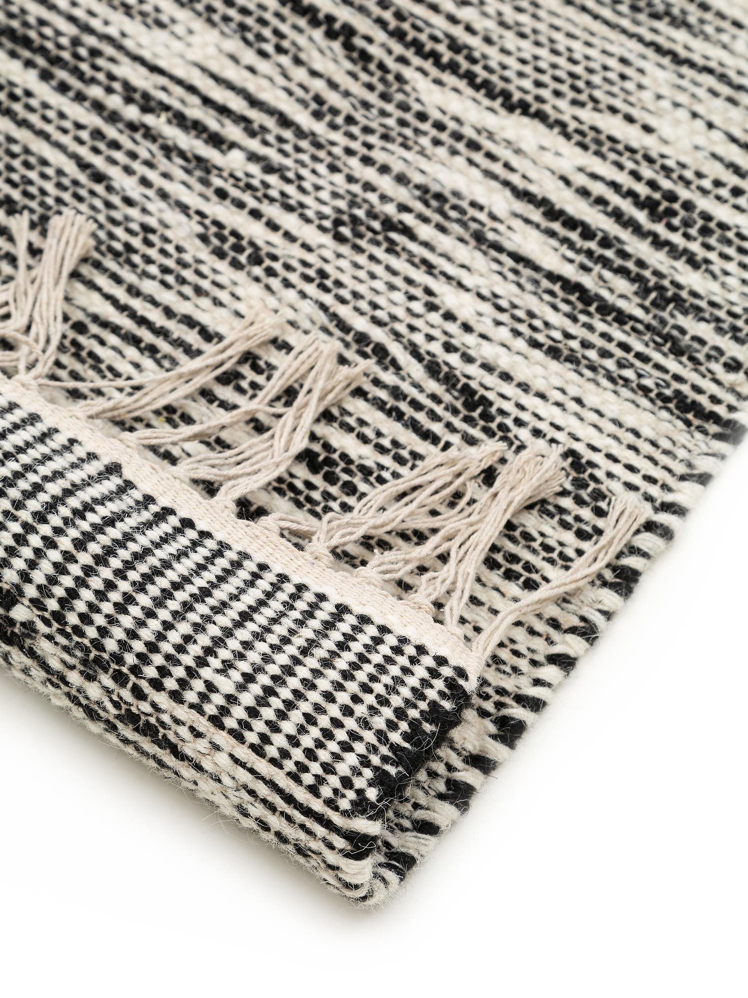 Teppich aus 80% Wolle, 20% Baumwolle in Grau mit 11 bis 20 mm hohem Flor von Lytte