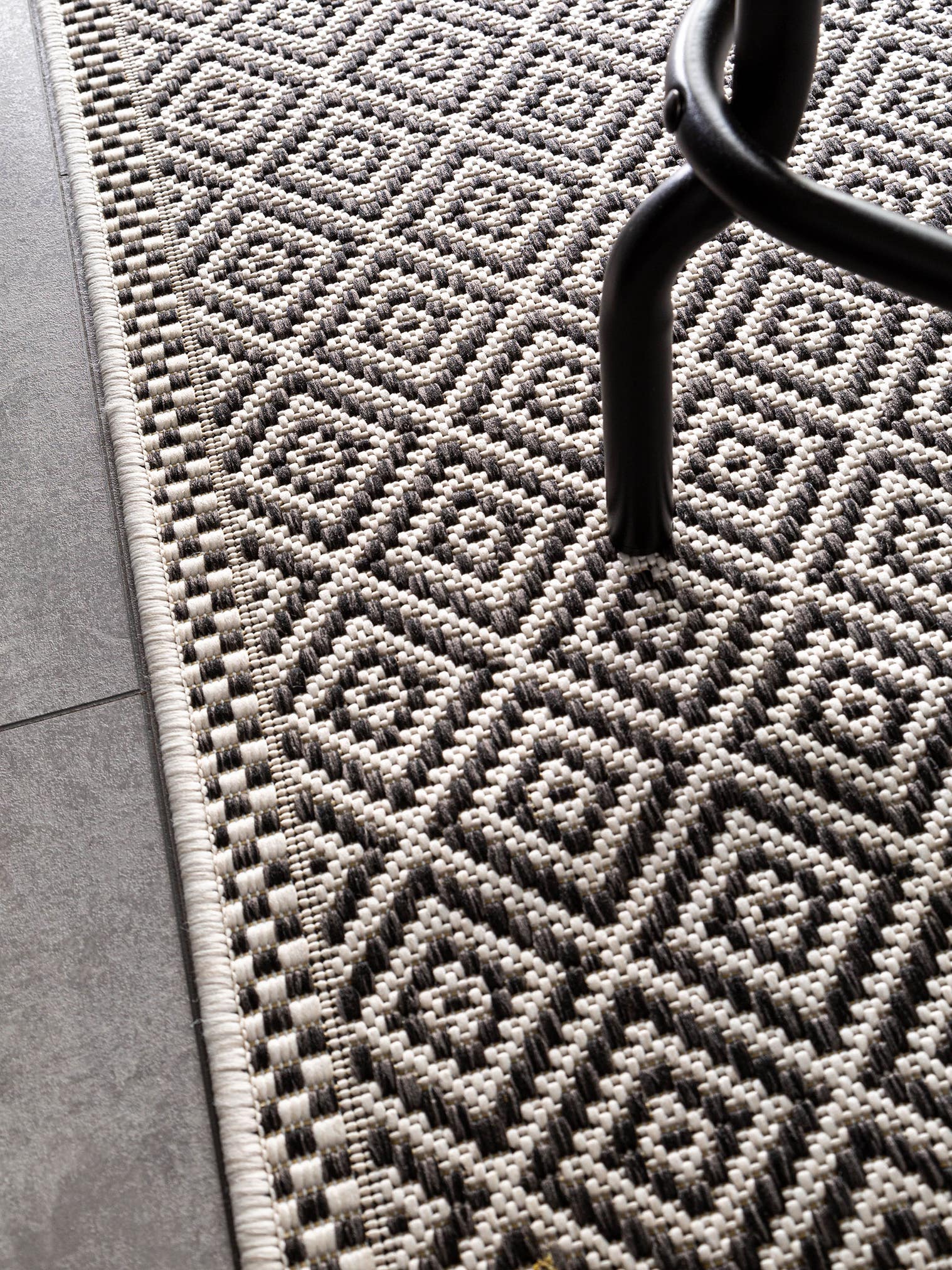Teppich aus 100% Polypropylen in Schwarz/Weiß mit bis 5 mm hohem Flor von benuta Nest