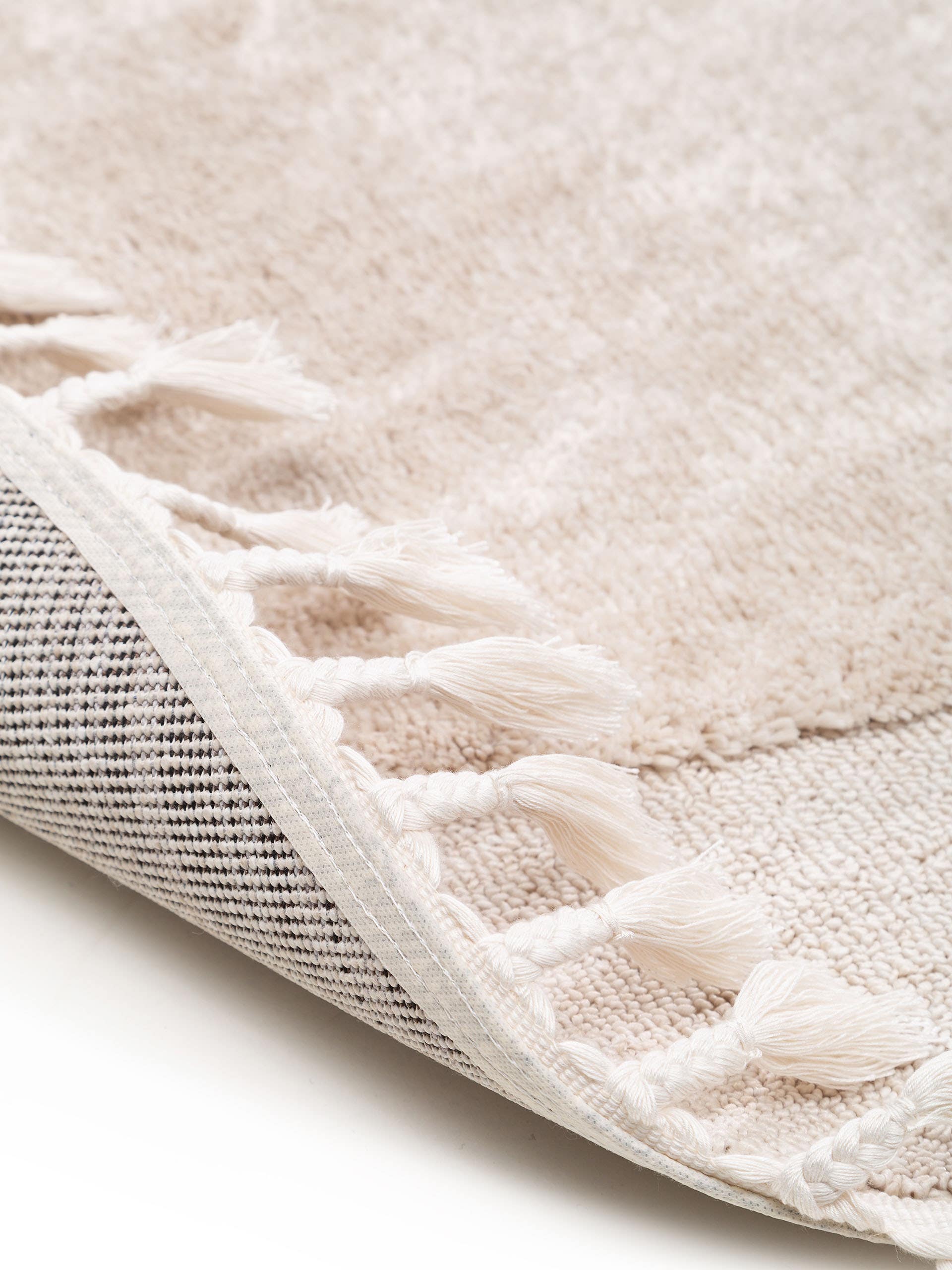 Matta av 100% Polyester i Beige med 11 - 20 mm hög lugg från Lytte