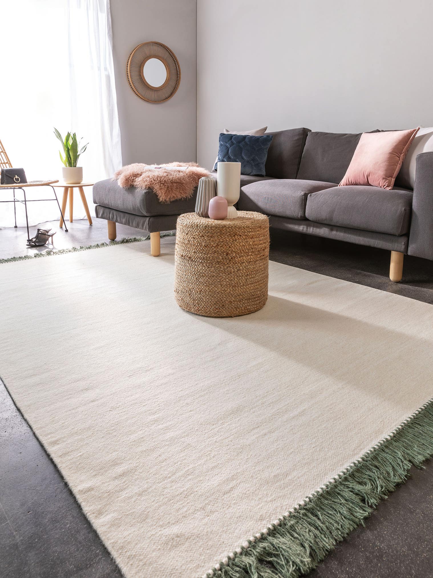 Teppich aus 90% Wolle, 10% Baumwolle in Grau mit bis 5 mm hohem Flor von benuta Pop