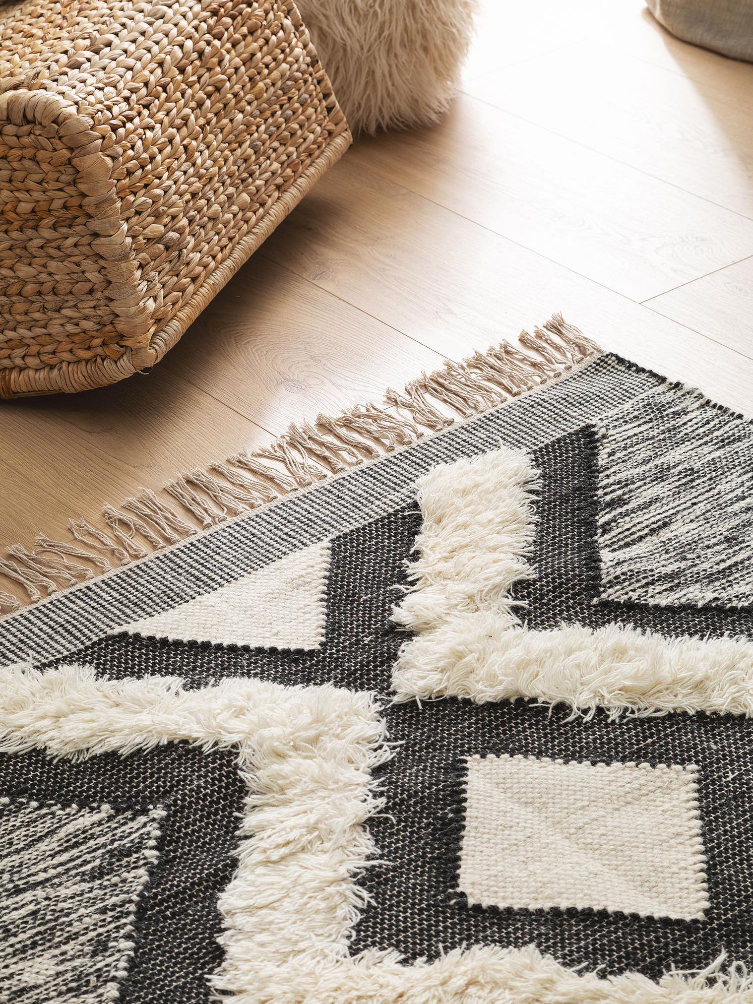 Teppich aus 80% Wolle, 20% Baumwolle in Grau mit 11 bis 20 mm hohem Flor von Lytte