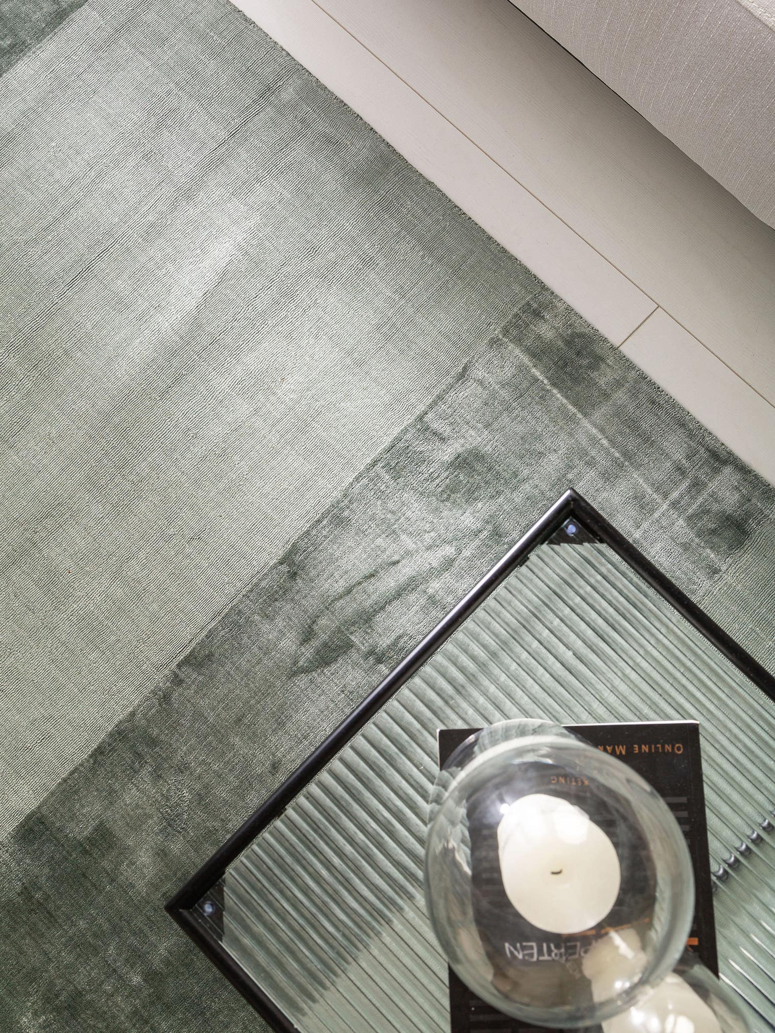 Teppich aus 100% Viskose in Grün mit 6 bis 10 mm hohem Flor von benuta Pure