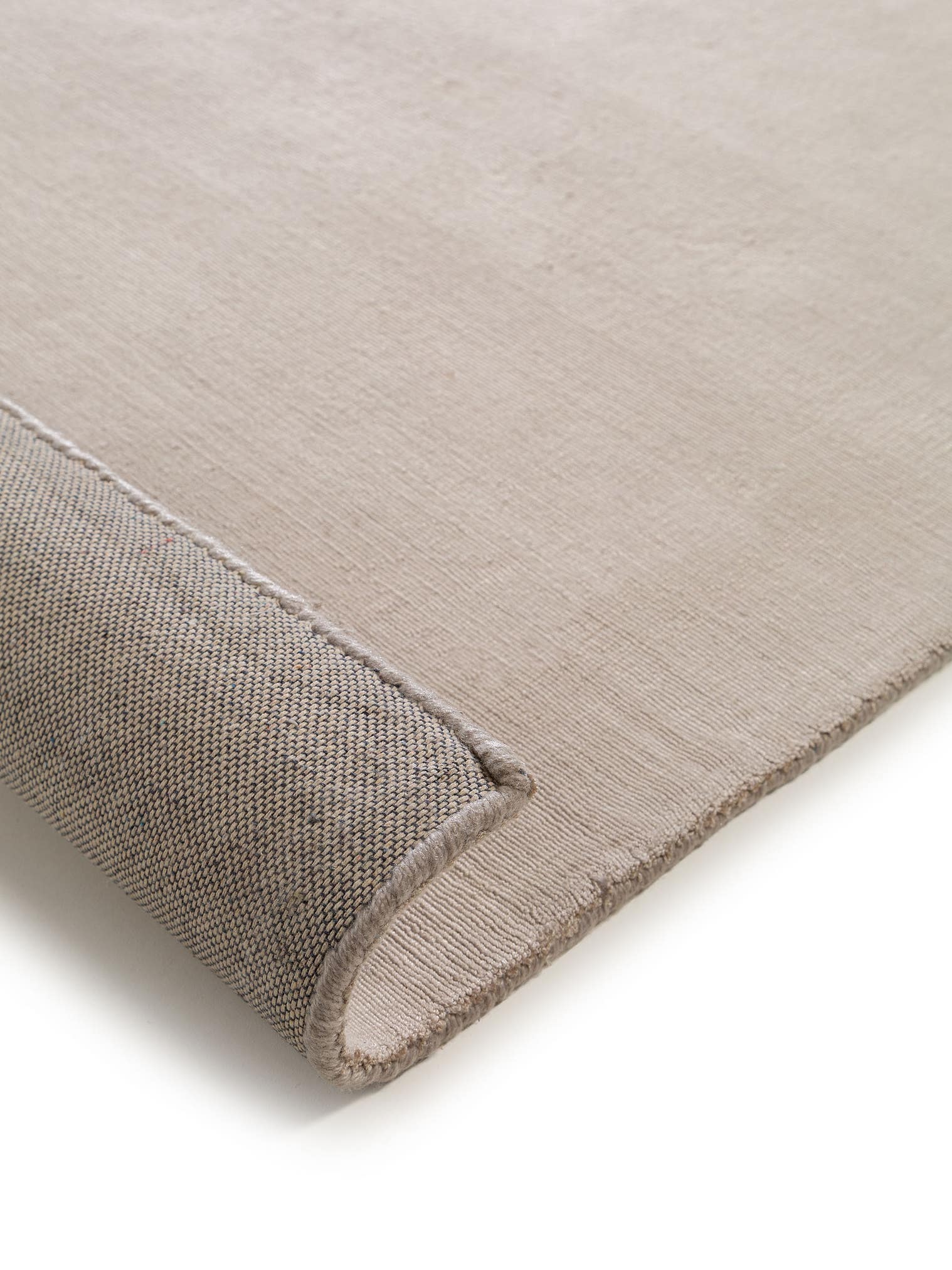 Teppich aus 100% Viskose in Beige mit 6 bis 10 mm hohem Flor von benuta