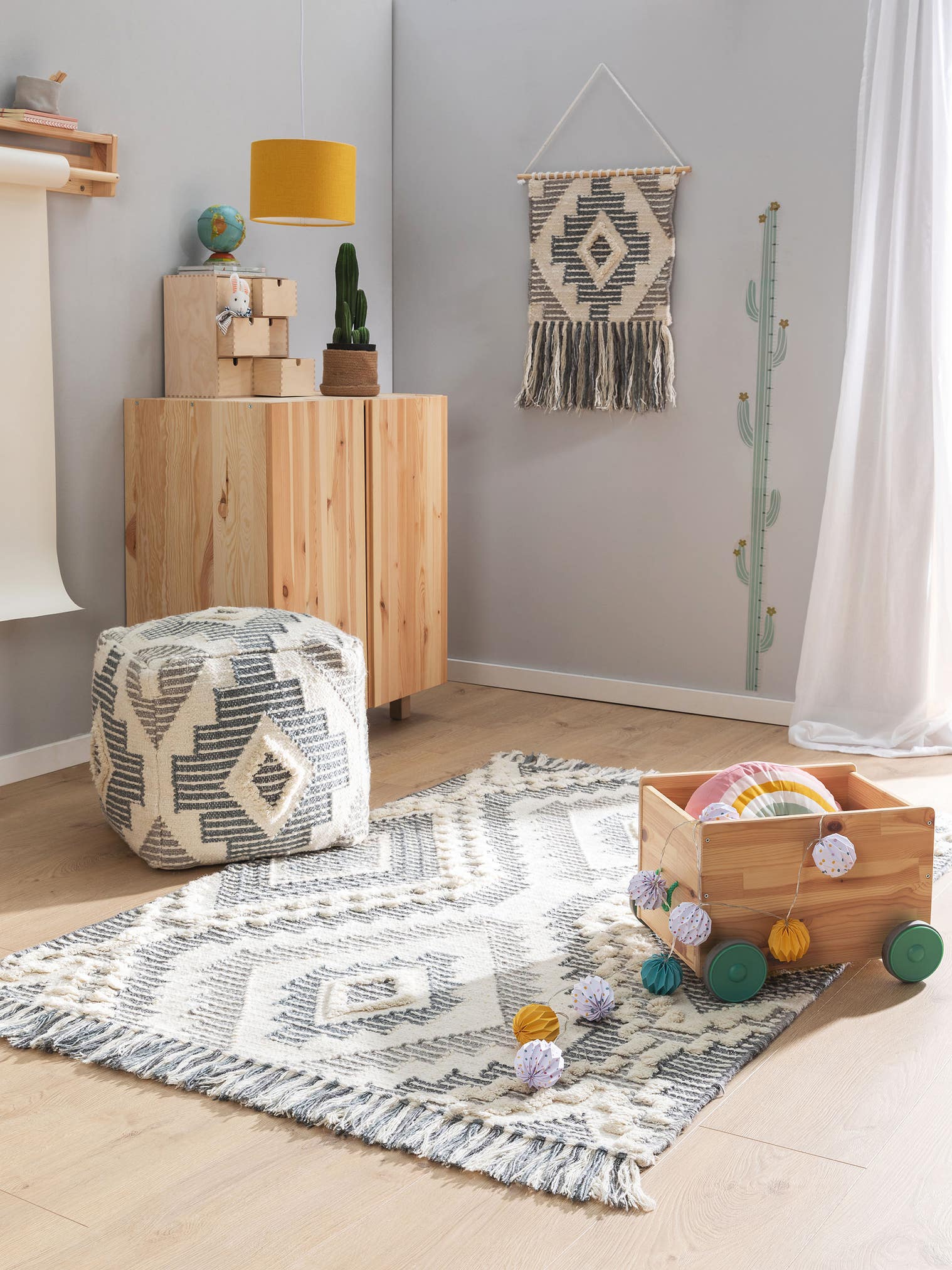 Teppich aus 70% Wolle, 30% Polyester in Grau mit 6 bis 10 mm hohem Flor von Lytte