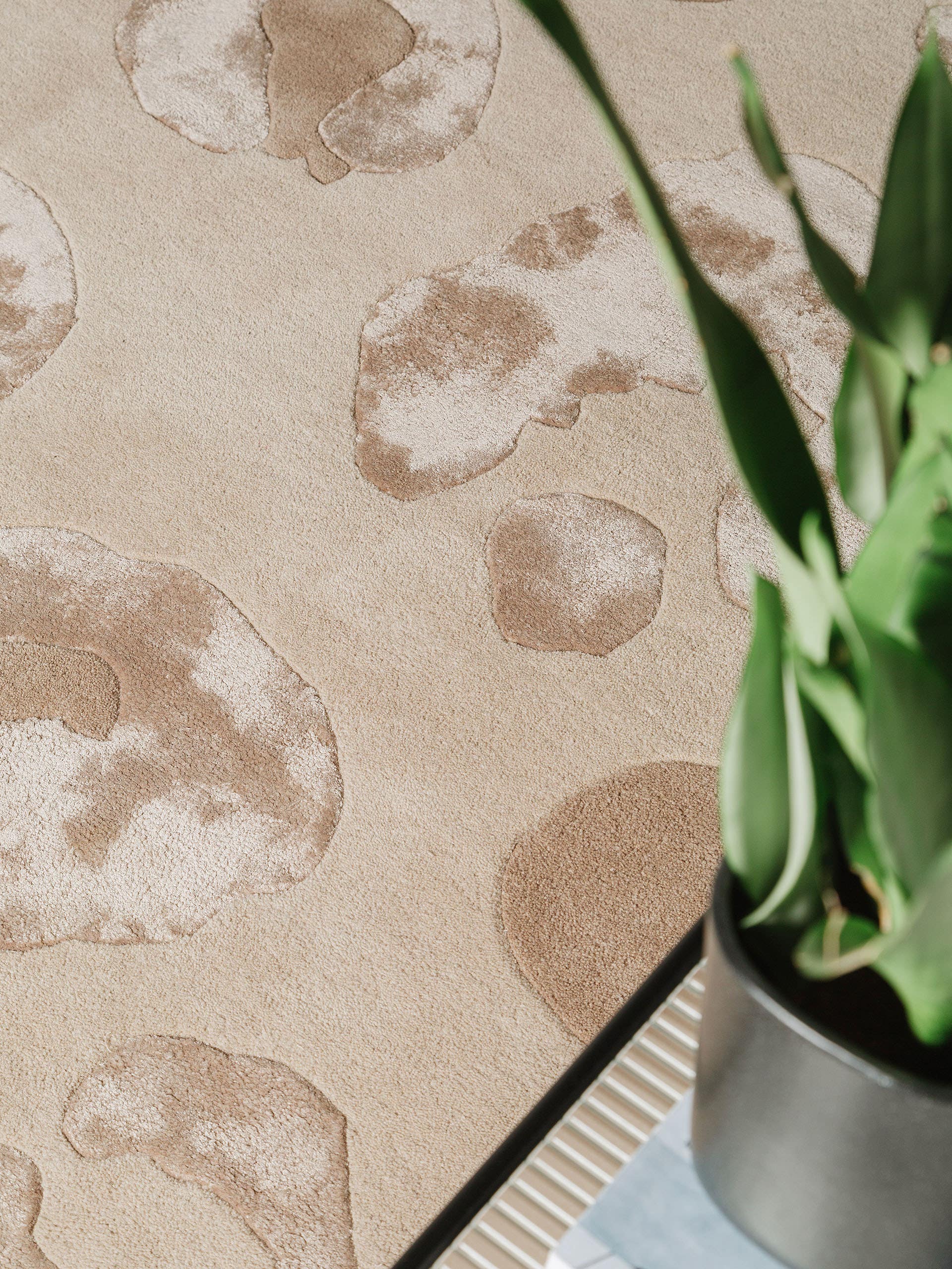 Rug made of 50% Wool, 50% Viscose in Beige with a 6 - 10 mm high pile by benuta