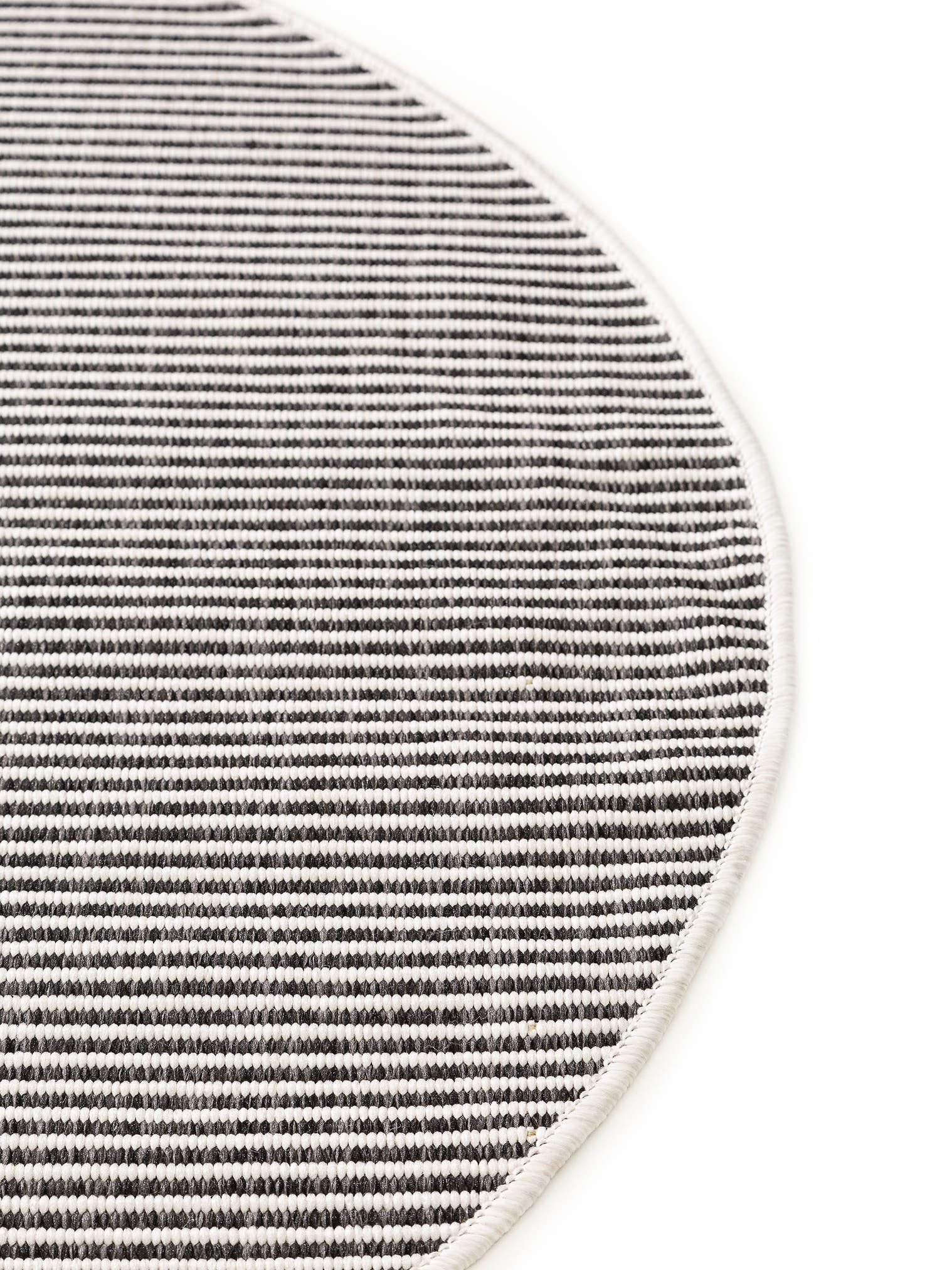 Tapis en 100% Polypropylène en Noir avec une pile de 1- 5 mm de hauteur de benuta