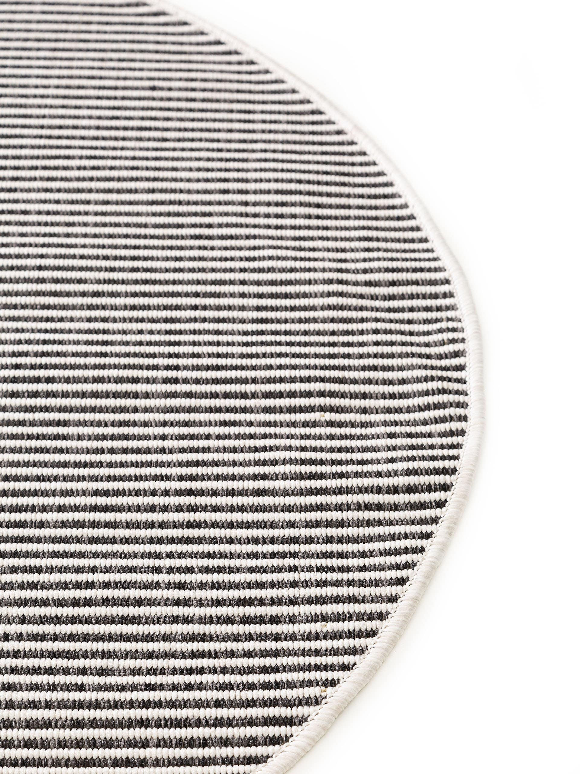Rug made of 100% Polypropylene in Black with a 1- 5 mm high pile by benuta