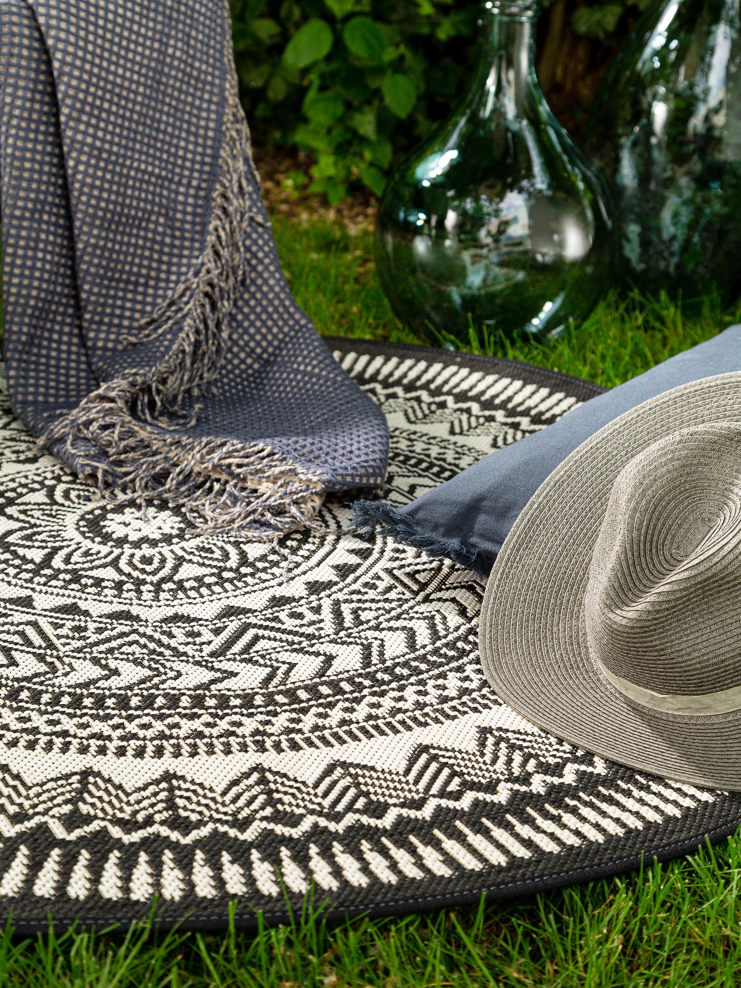 Teppich aus 100% Polypropylen in Schwarz/Weiß mit 6 bis 10 mm hohem Flor von benuta Nest
