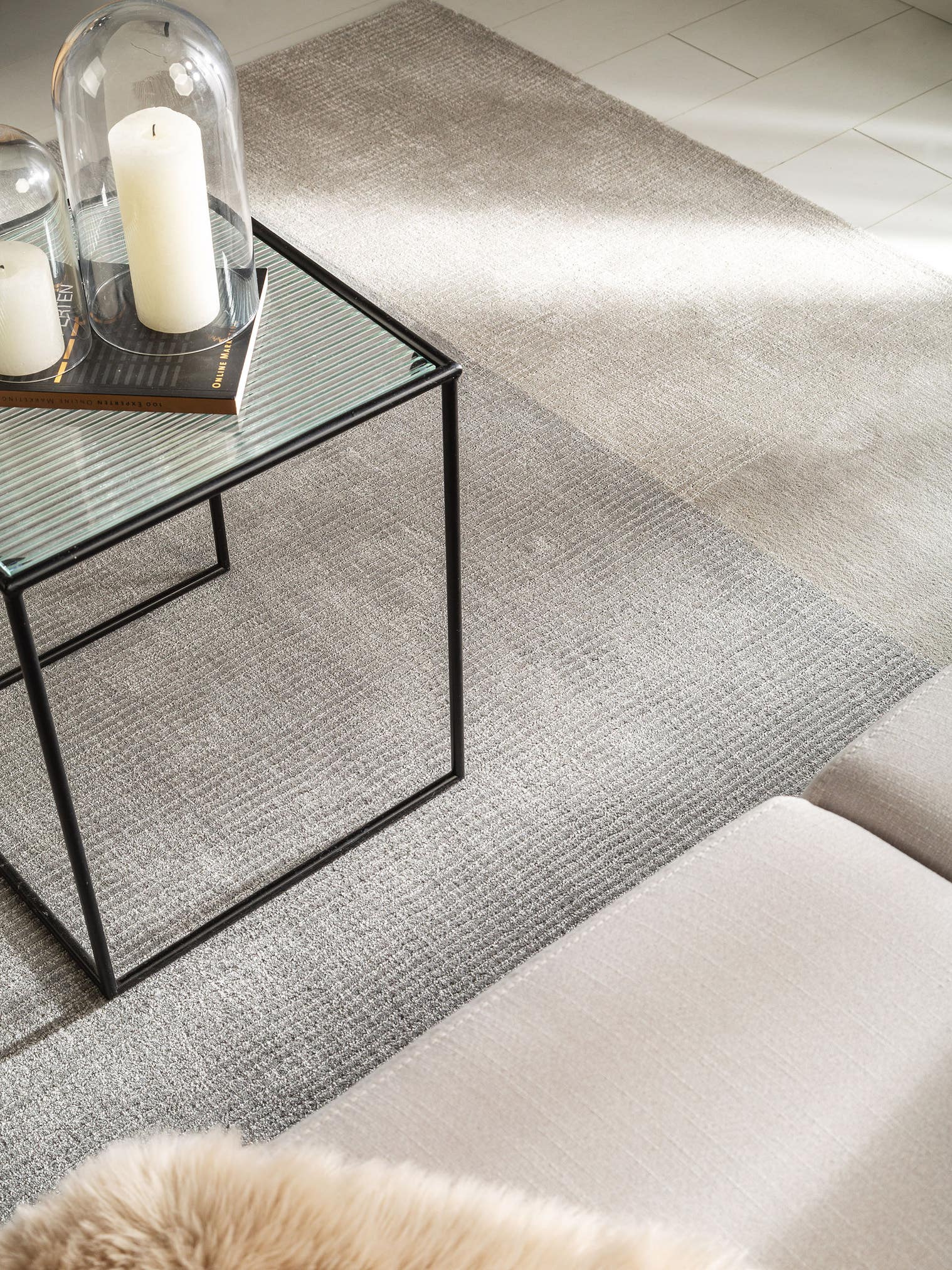 Teppich aus 55% Viskose, 45% Wolle in Grau mit 6 bis 10 mm hohem Flor von benuta Pure