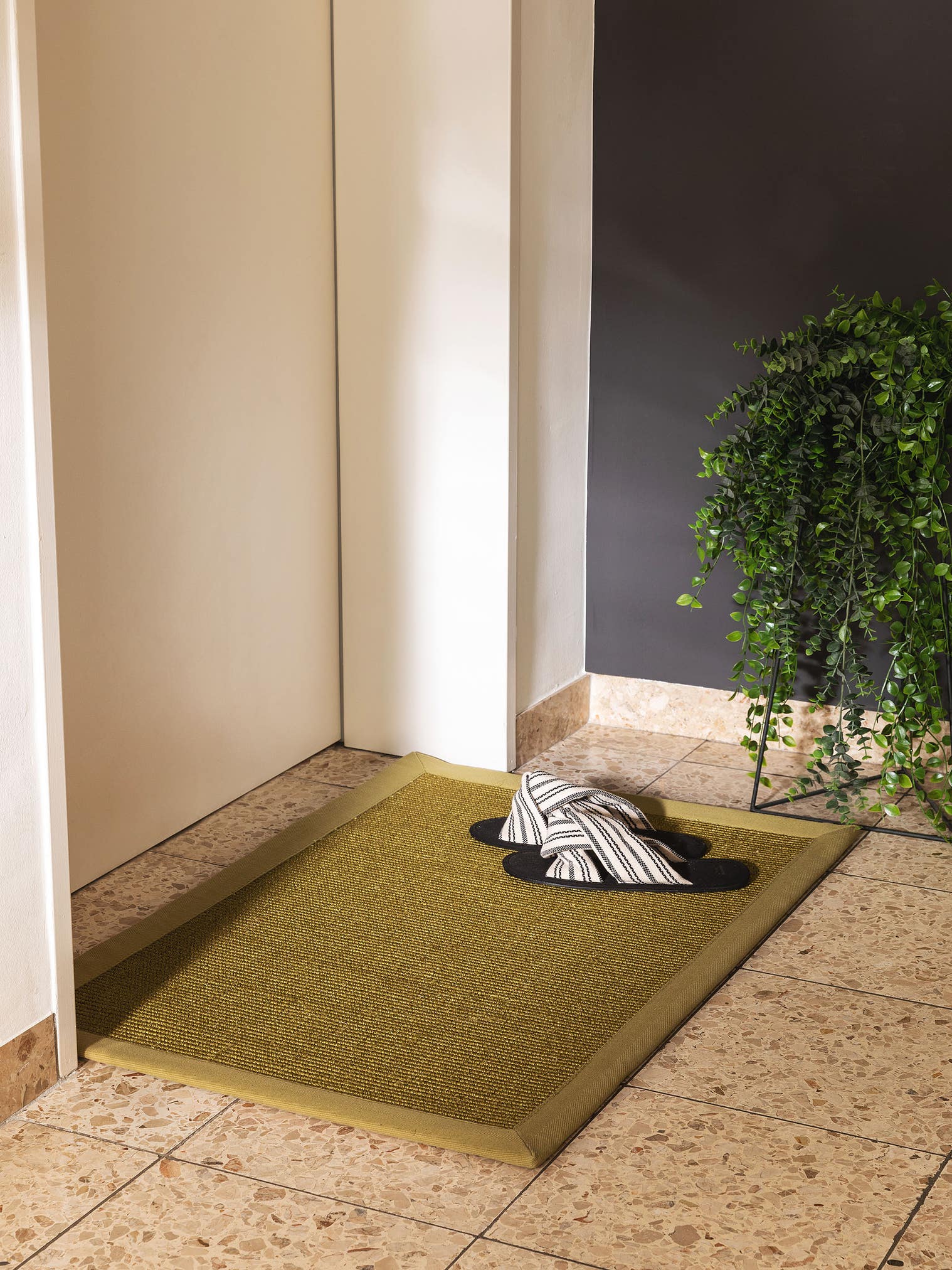 Tappeto di 100% Sisal in Verde con pelo alto 1- 5 mm da benuta Nest