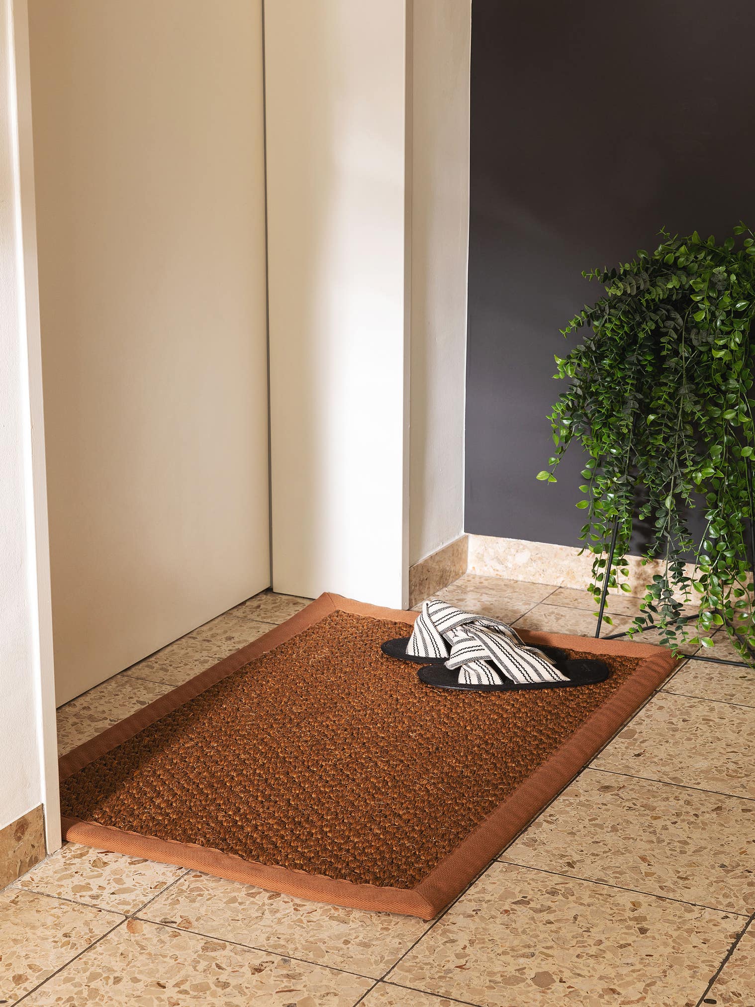 Tappeto di 100% Sisal in Marrone con pelo alto 1- 5 mm da benuta Pure