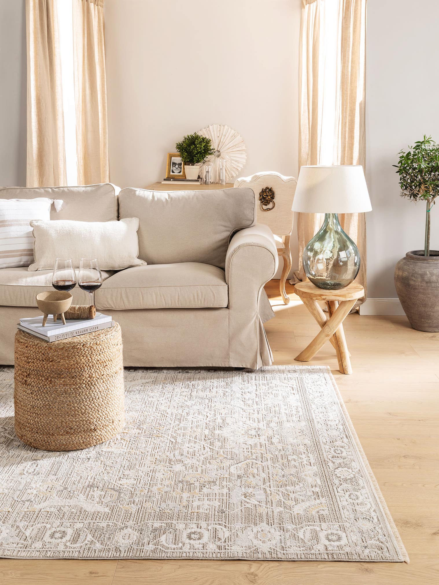 Teppich aus 65% Viskose, 35% Polyester in Grau mit 6 bis 10 mm hohem Flor von benuta Nest