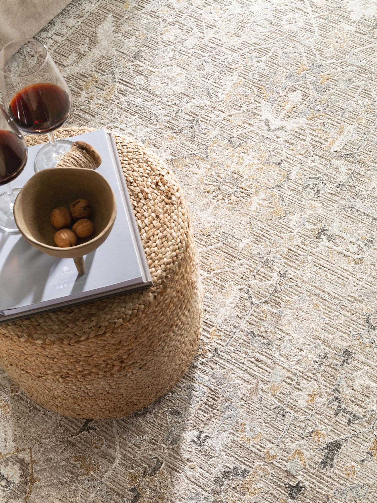Teppich aus 65% Viskose, 35% Polyester in Grau mit 6 bis 10 mm hohem Flor von benuta Nest
