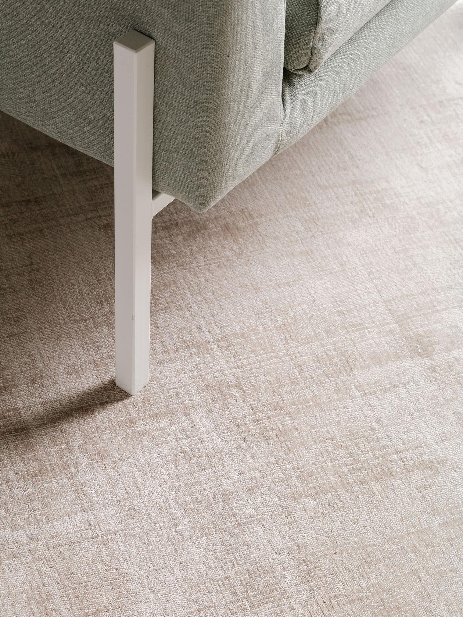 Tapijt van 100% Viscose in Beige met een 6 - 10 mm hoge pool van benuta Finest