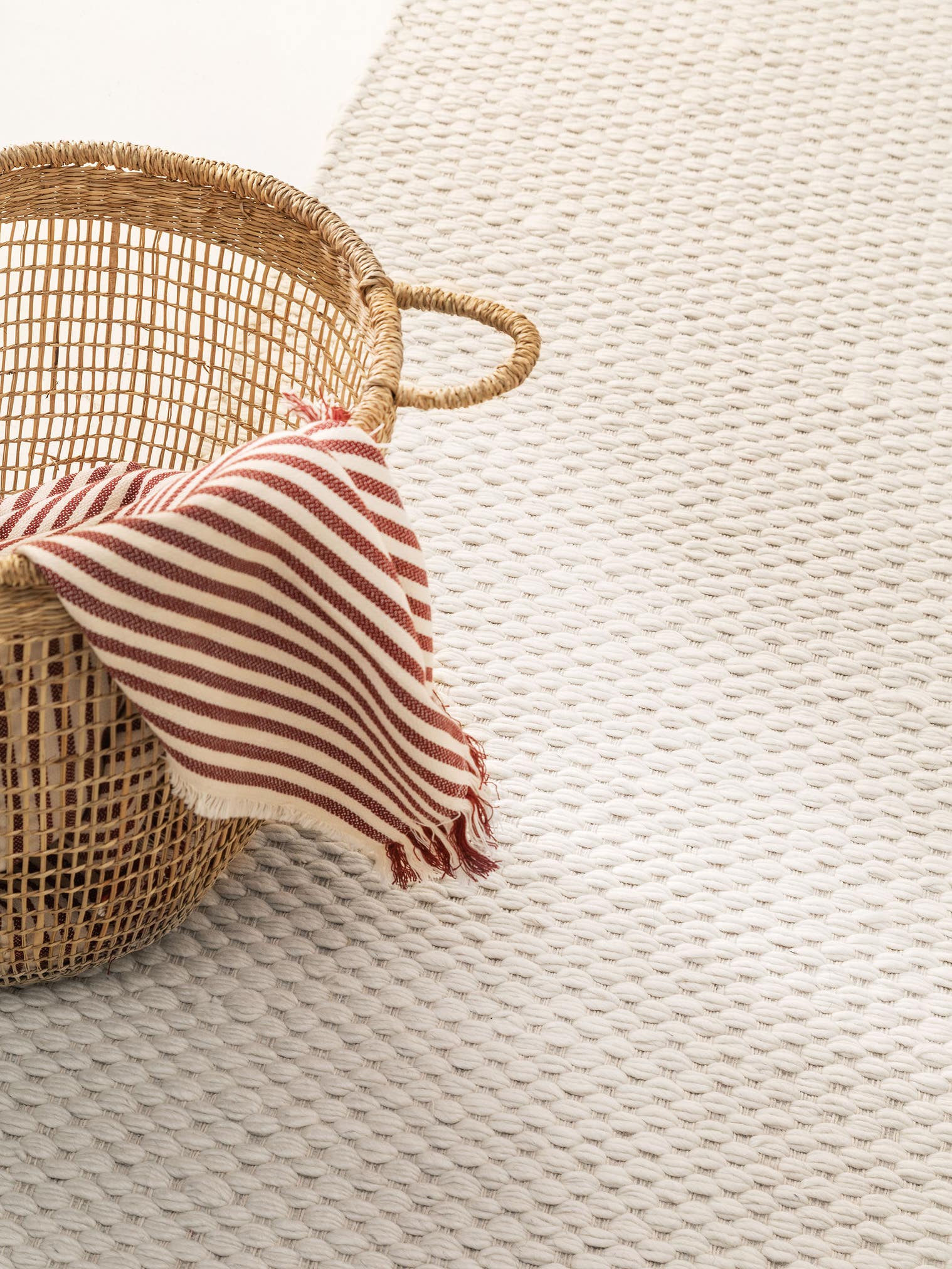 Teppich aus 40% Wolle, 30% Baumwolle, 30% Viskose in Beige mit bis 5 mm hohem Flor von benuta Pure