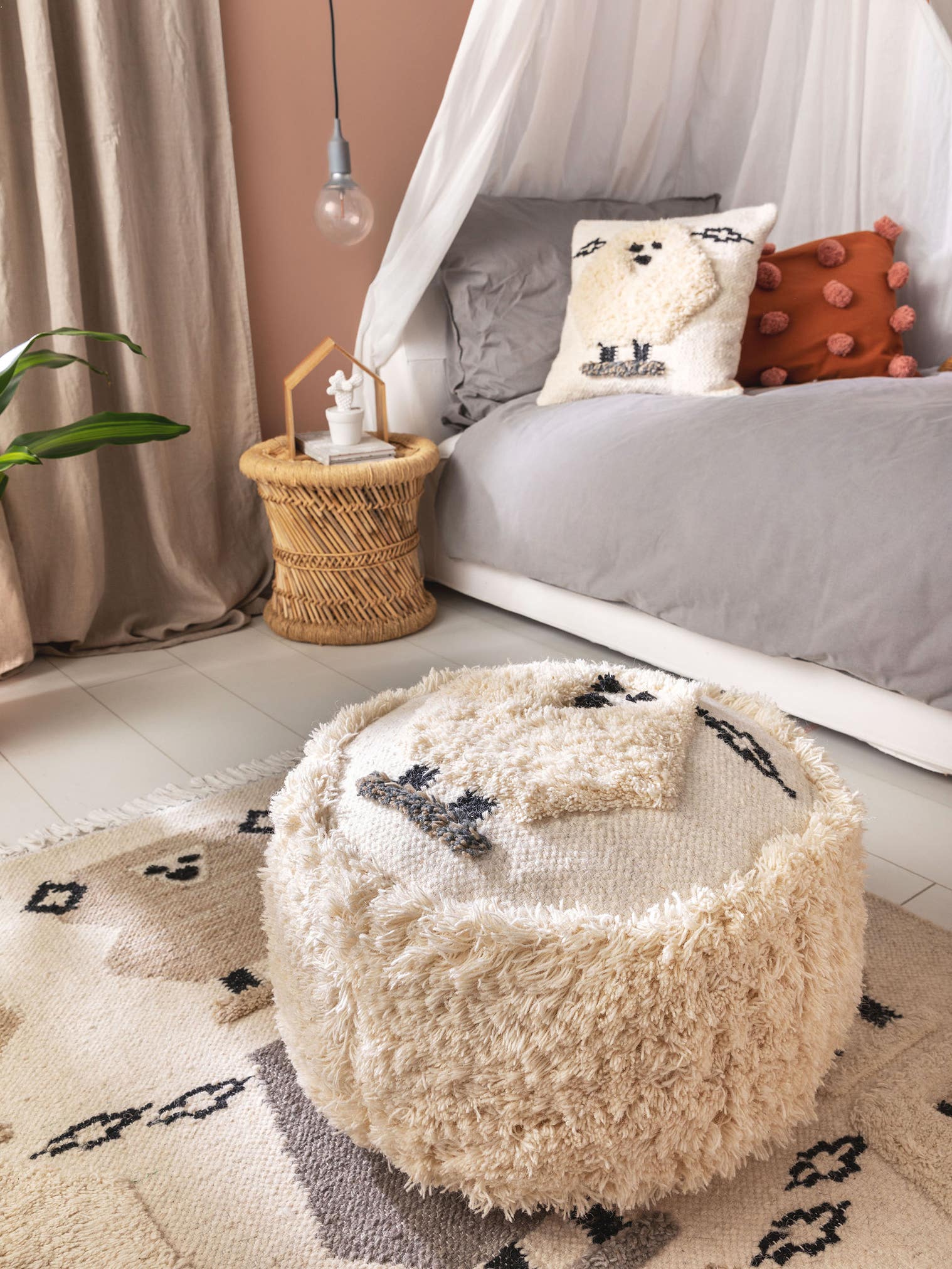 Pouf Shawn Ivory med -design i 80% Wool, 20% Polyester från Lytte