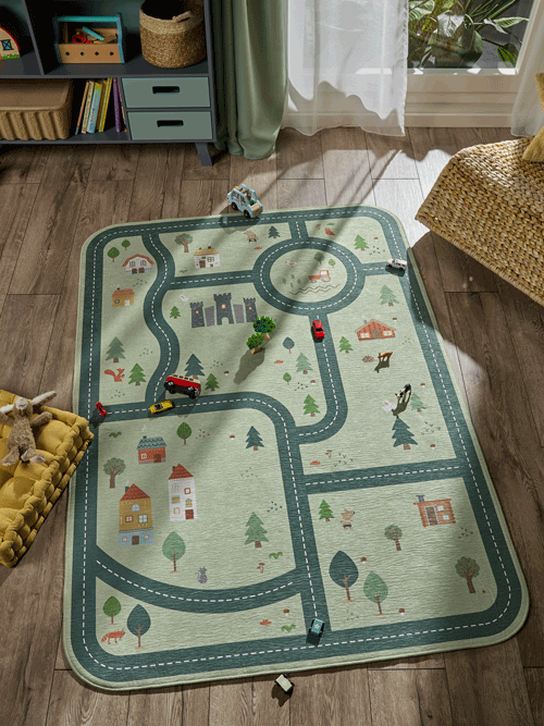 Rug made of 100% Polyester in Green with a 1- 5 mm high pile by Lytte
