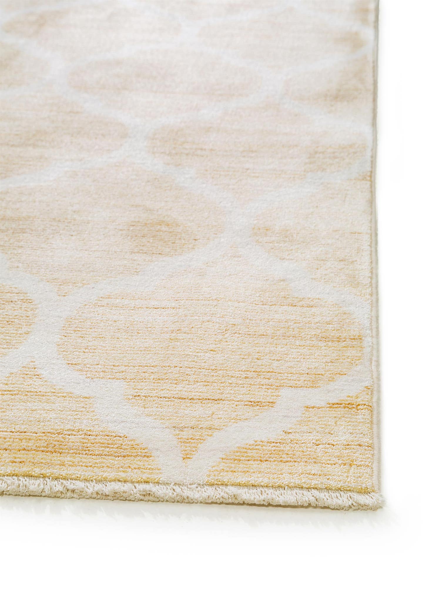 Teppich aus 100% Viskose in Beige mit bis 5 mm hohem Flor von benuta
