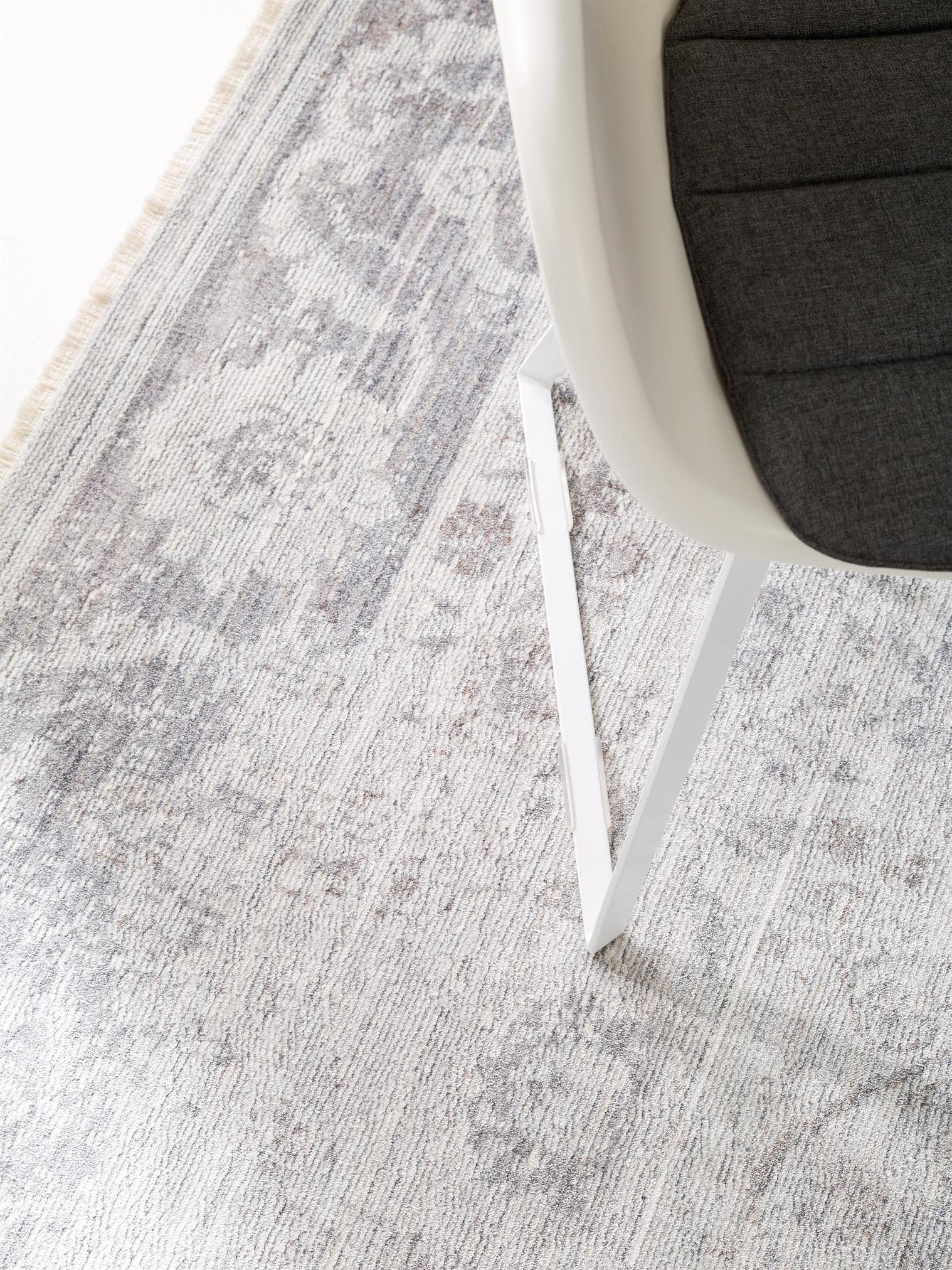 Teppich aus 100% Viskose in Grau mit bis 5 mm hohem Flor von benuta Pop