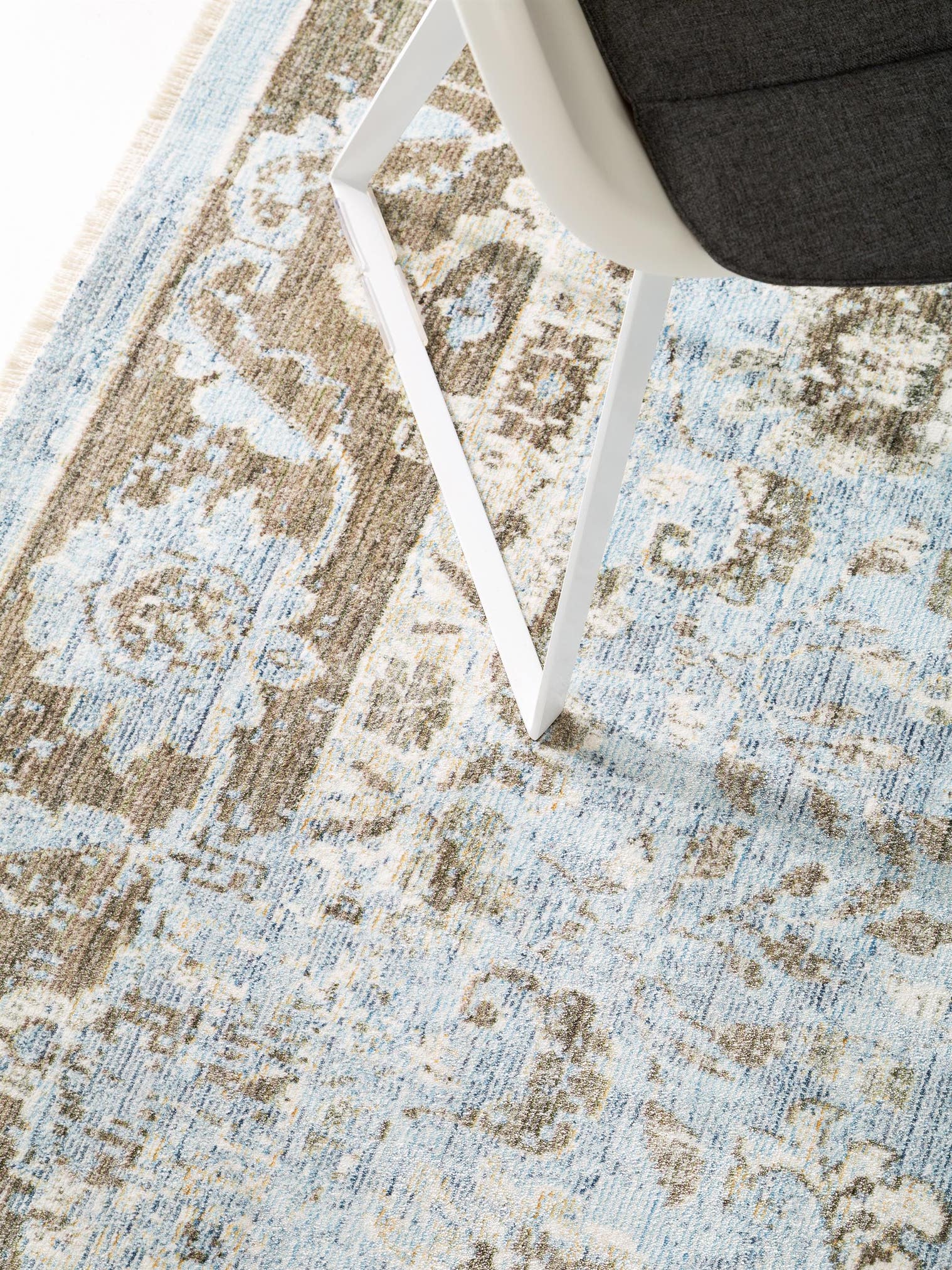Teppich aus 100% Viskose in Taupe mit bis 5 mm hohem Flor von benuta Pop