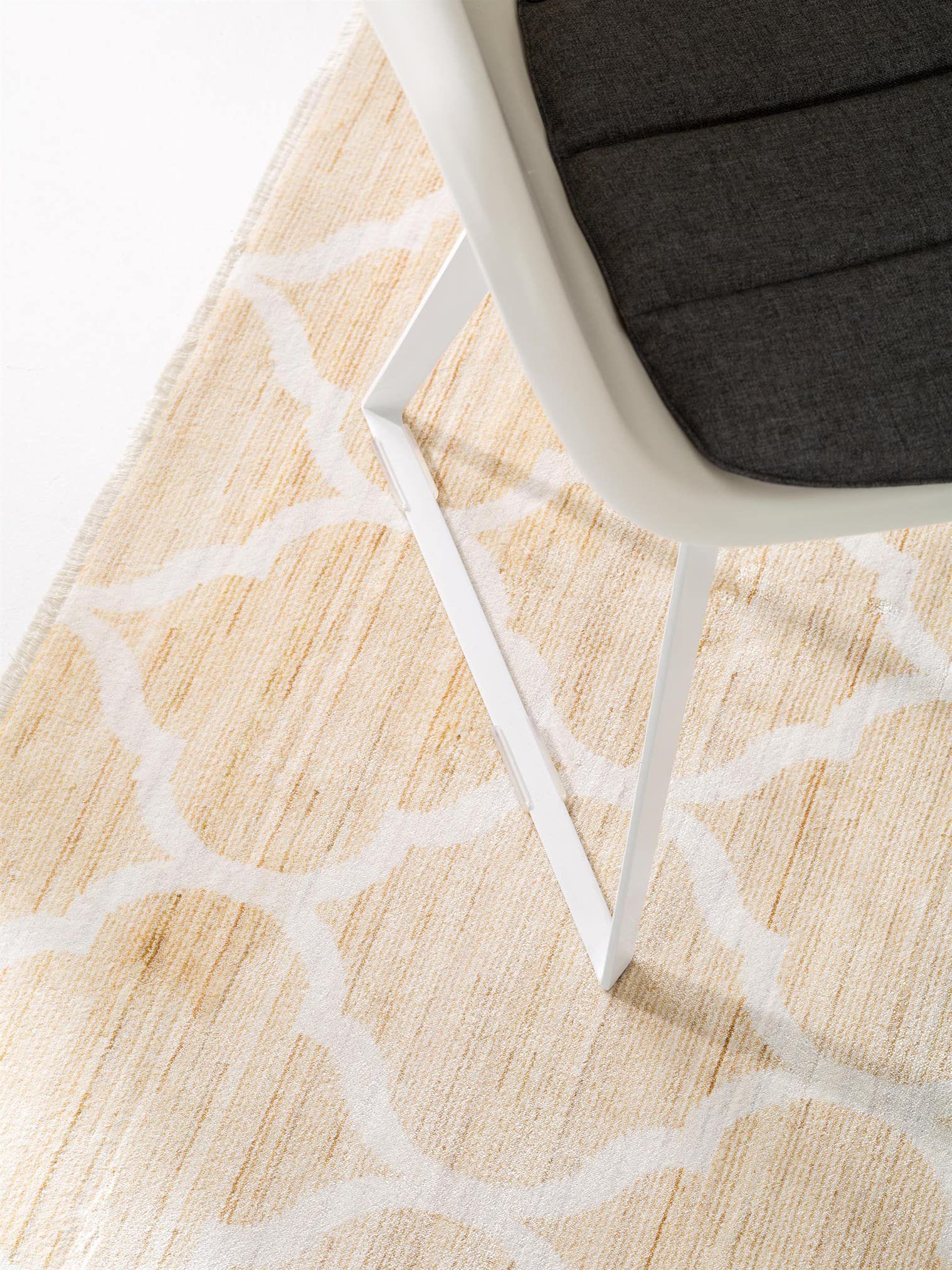 Teppich aus 100% Viskose in Beige mit bis 5 mm hohem Flor von benuta