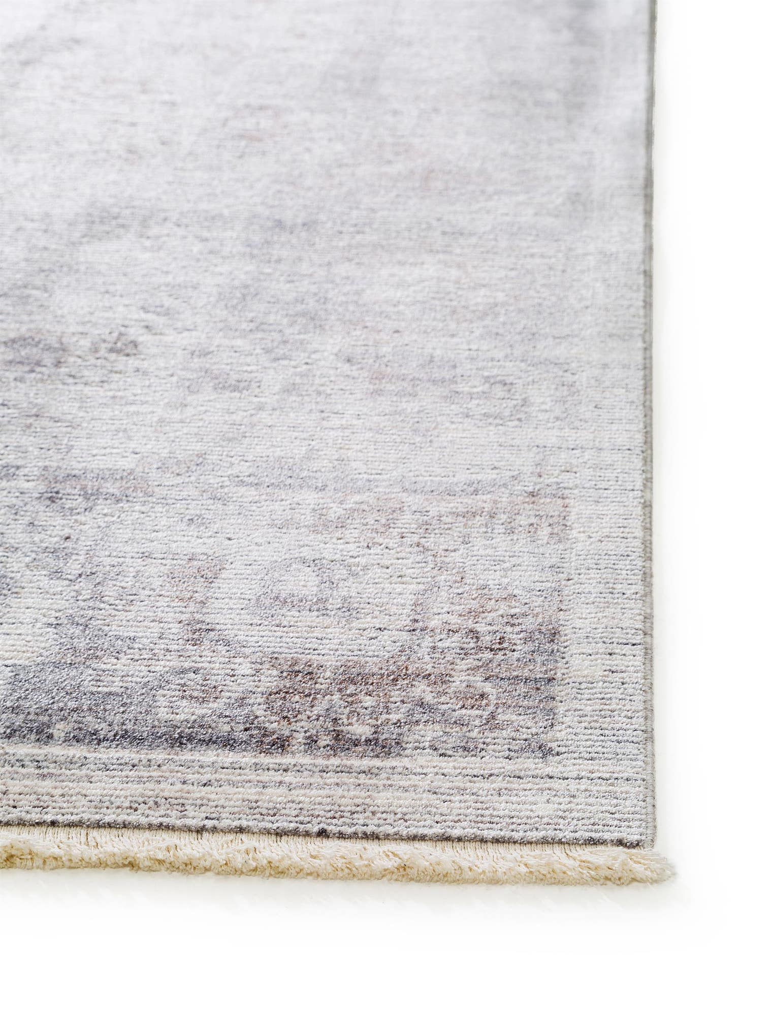 Teppich aus 100% Viskose in Grau mit bis 5 mm hohem Flor von benuta Pop