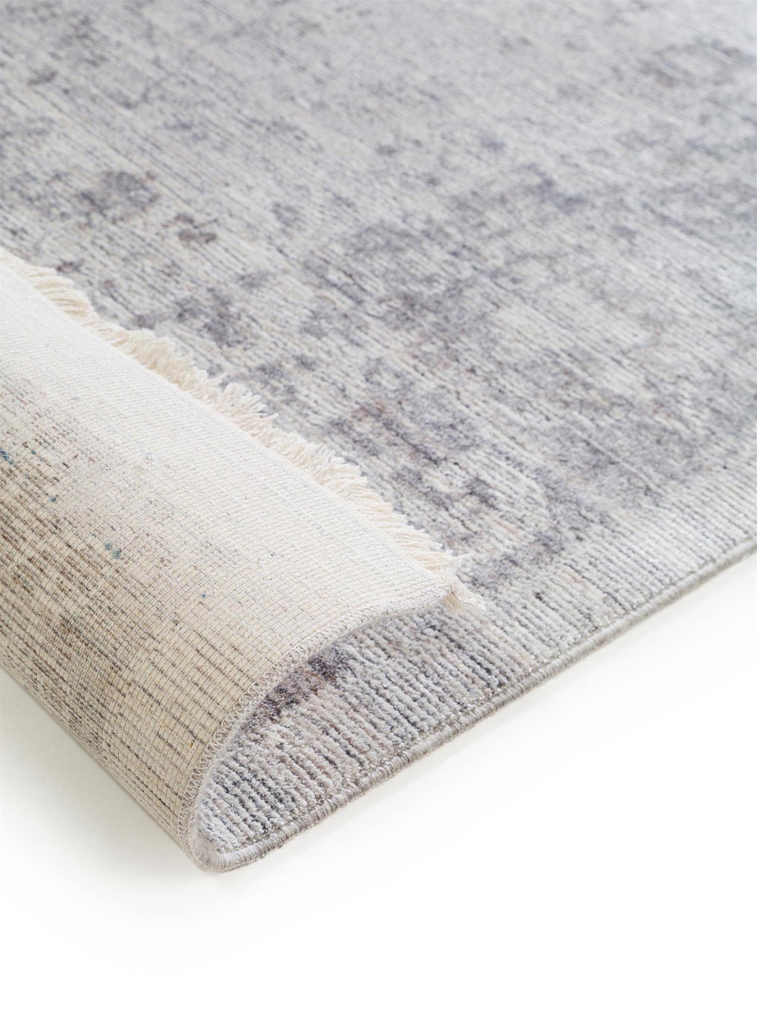 Teppich aus 100% Viskose in Grau mit bis 5 mm hohem Flor von benuta Pop