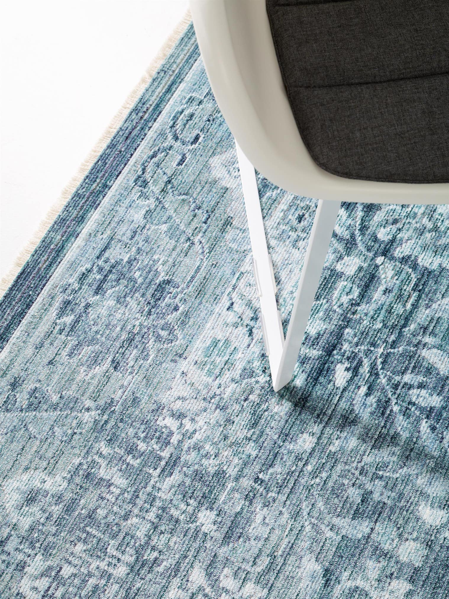 Tapis en 100% Viscose en Bleu avec une pile de 1- 5 mm de hauteur de benuta Pop