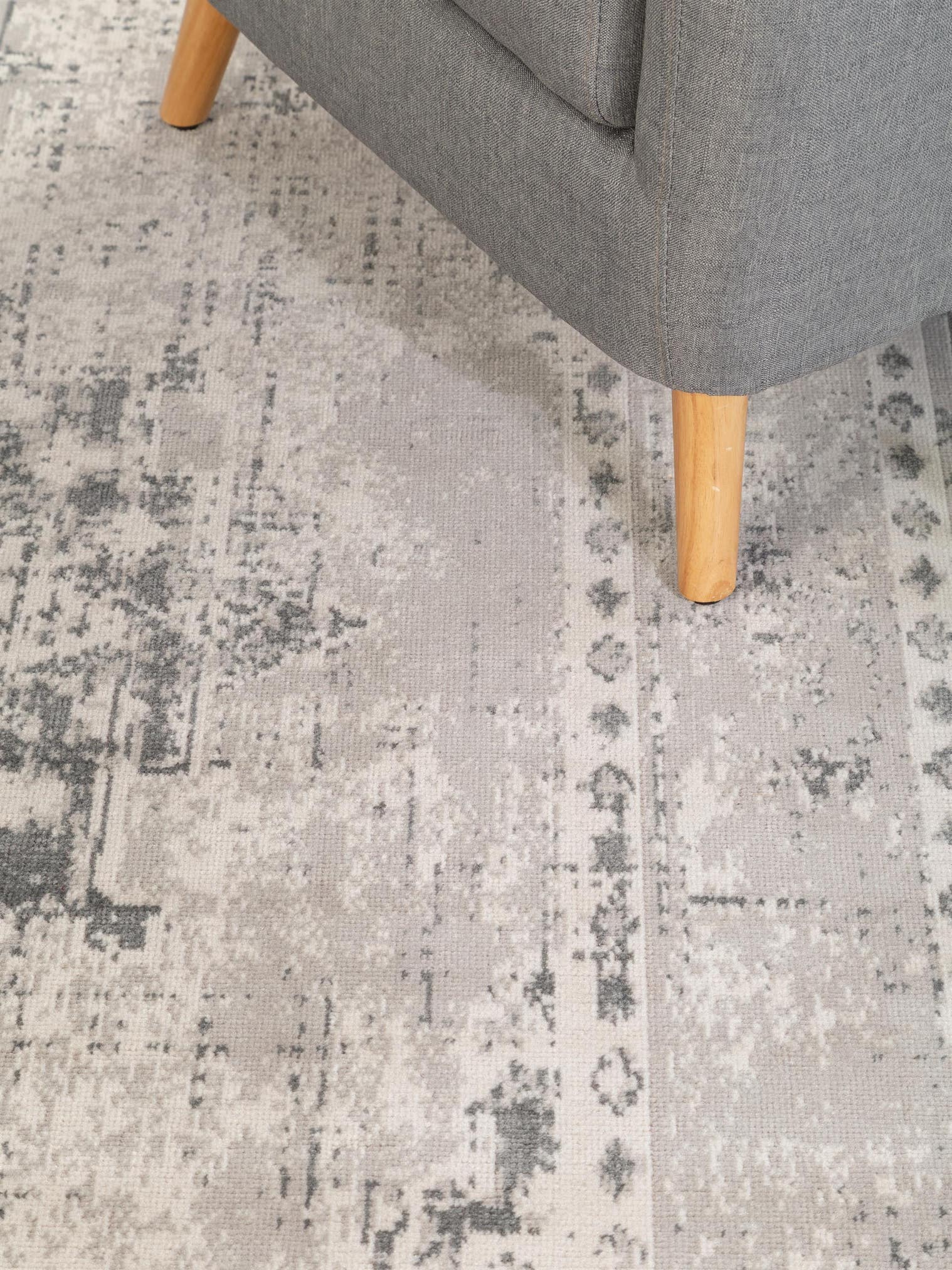 Teppich aus 100% Polypropylen in Grau mit bis 5 mm hohem Flor von benuta Nest